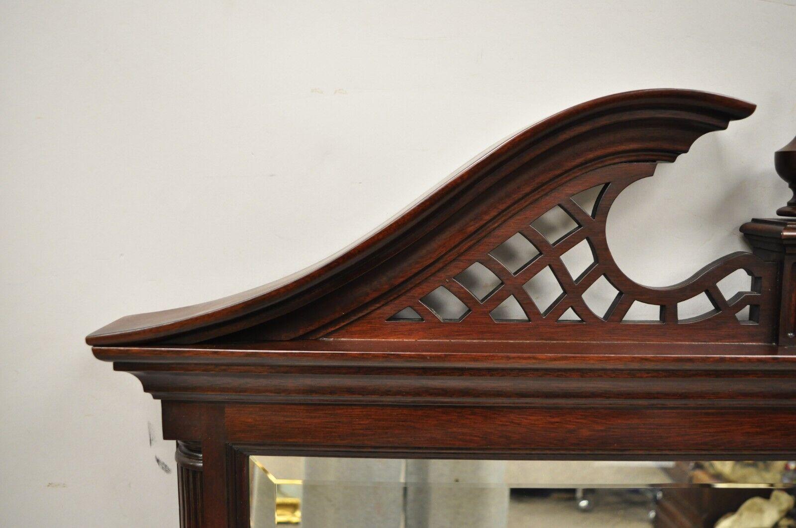 Verre Miroir commode Chippendale en acajou biseauté avec fleuron de la maison de Pennsylvanie en vente