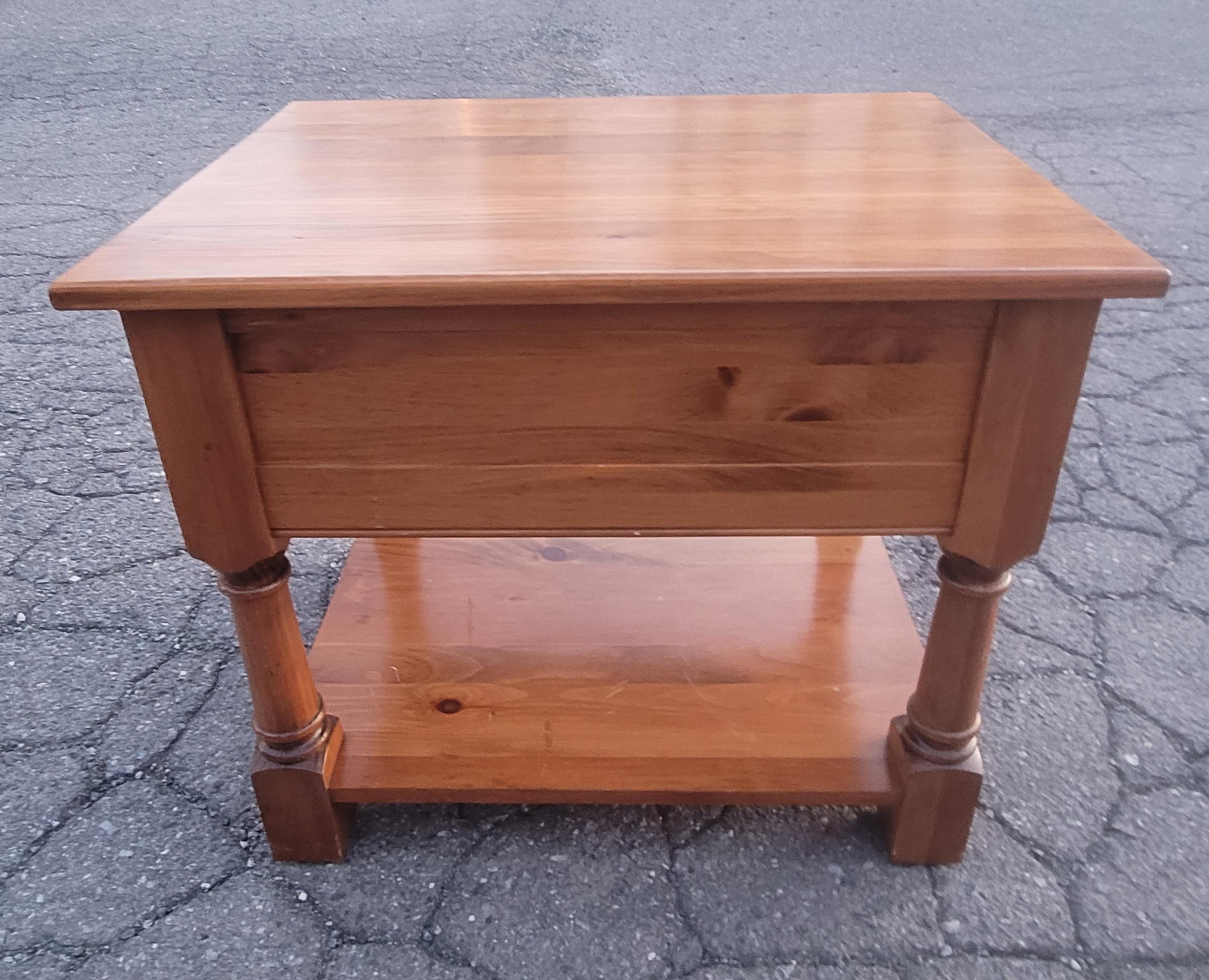 American Classical Pennsylvania House Red Pine Tiered Single Drawer Side Table Nightstand For Sale