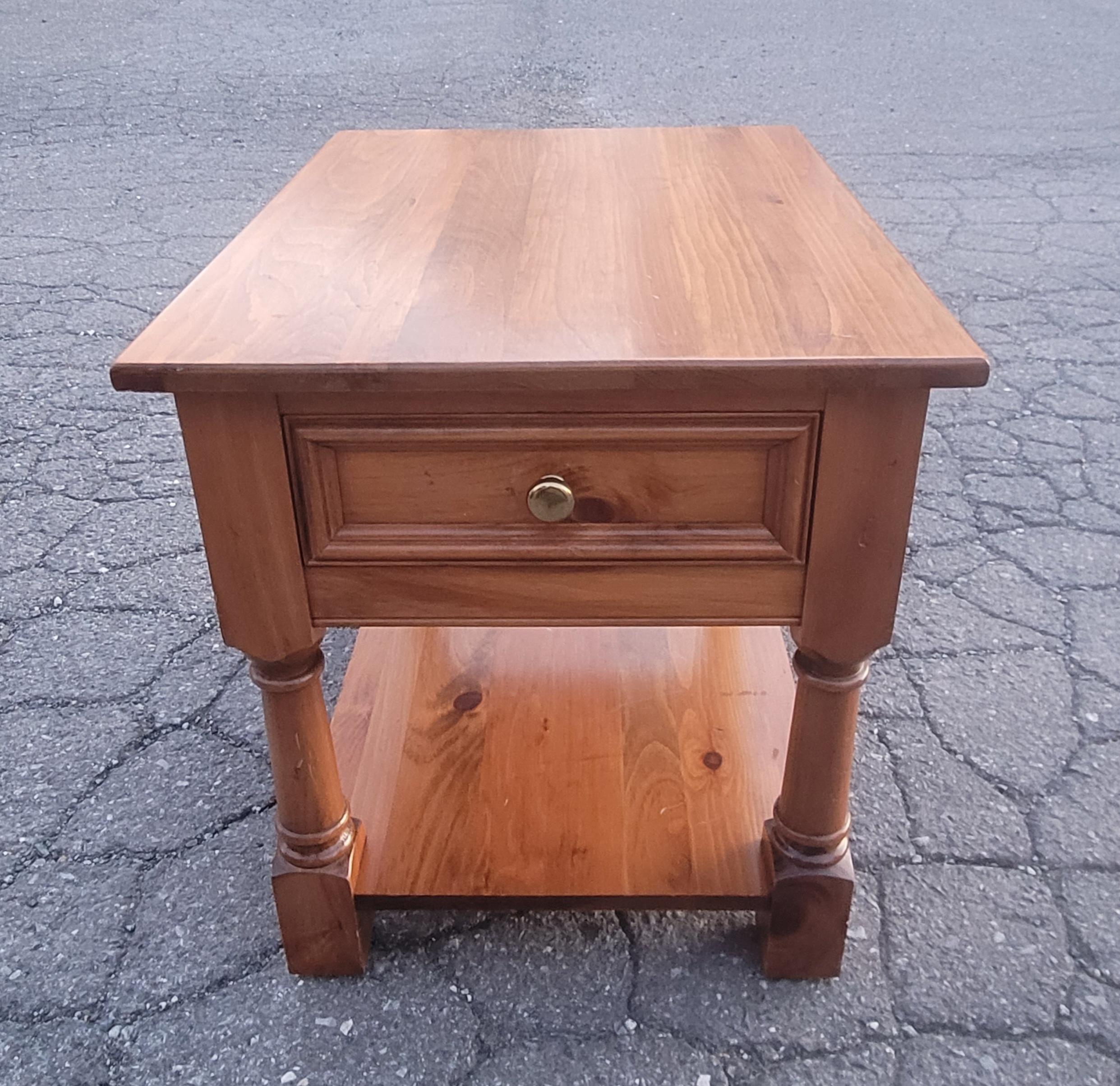 Pennsylvania House Red Pine Tiered Single Drawer Side Table Nightstand In Good Condition For Sale In Germantown, MD