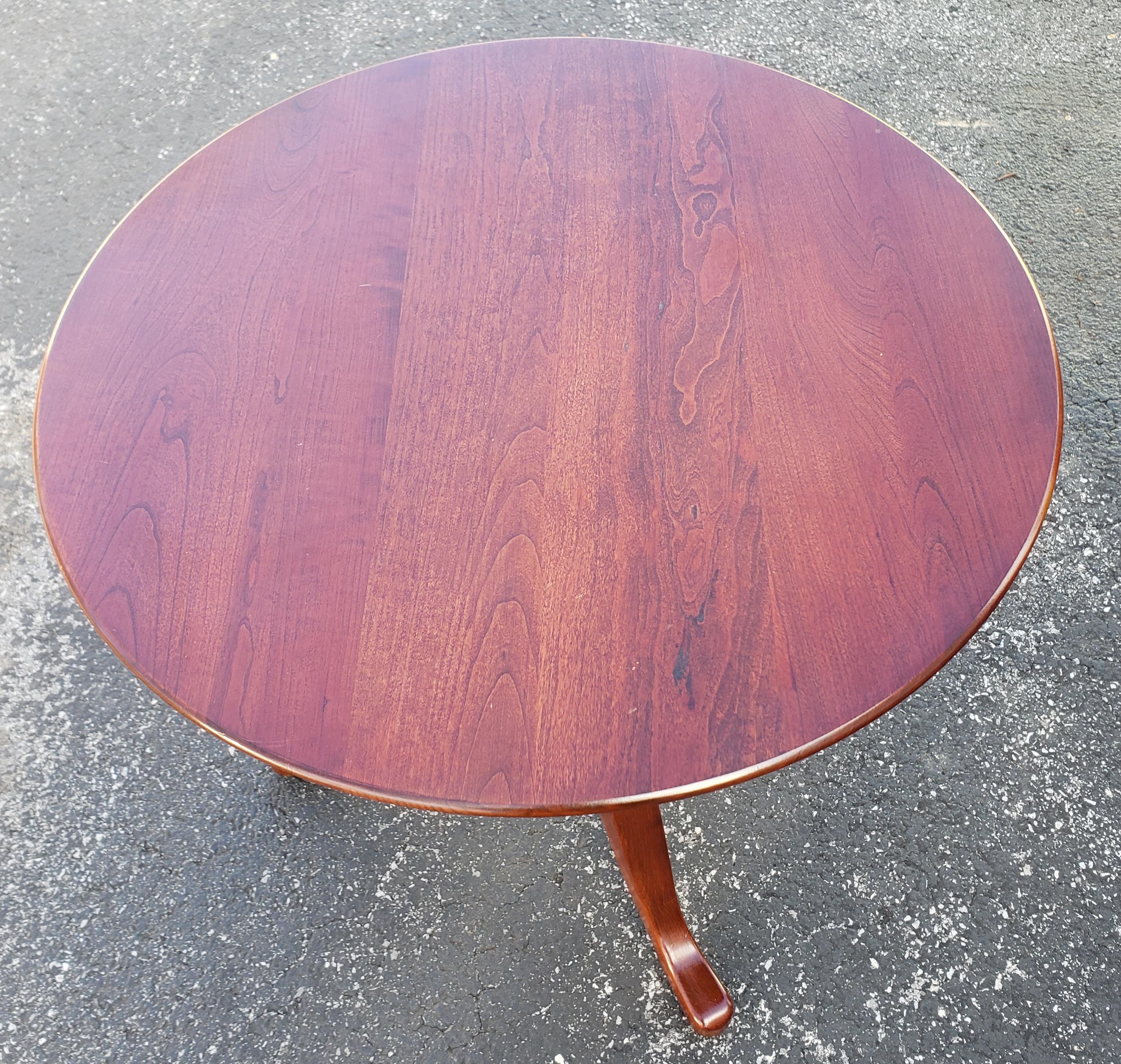 A beautiful Pennsylvania house solid cherry tilt-top round center table. 25