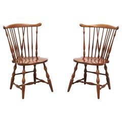 PENNSYLVANIA HOUSE Chaises d'appoint Windsor en cerisier massif - Paire A