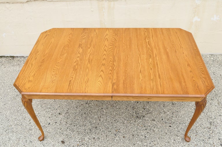 Pennsylvania House Stonehouse Oak Collection Queen Anne Dining Table w/ 2 Leaves For Sale at 1stDibs