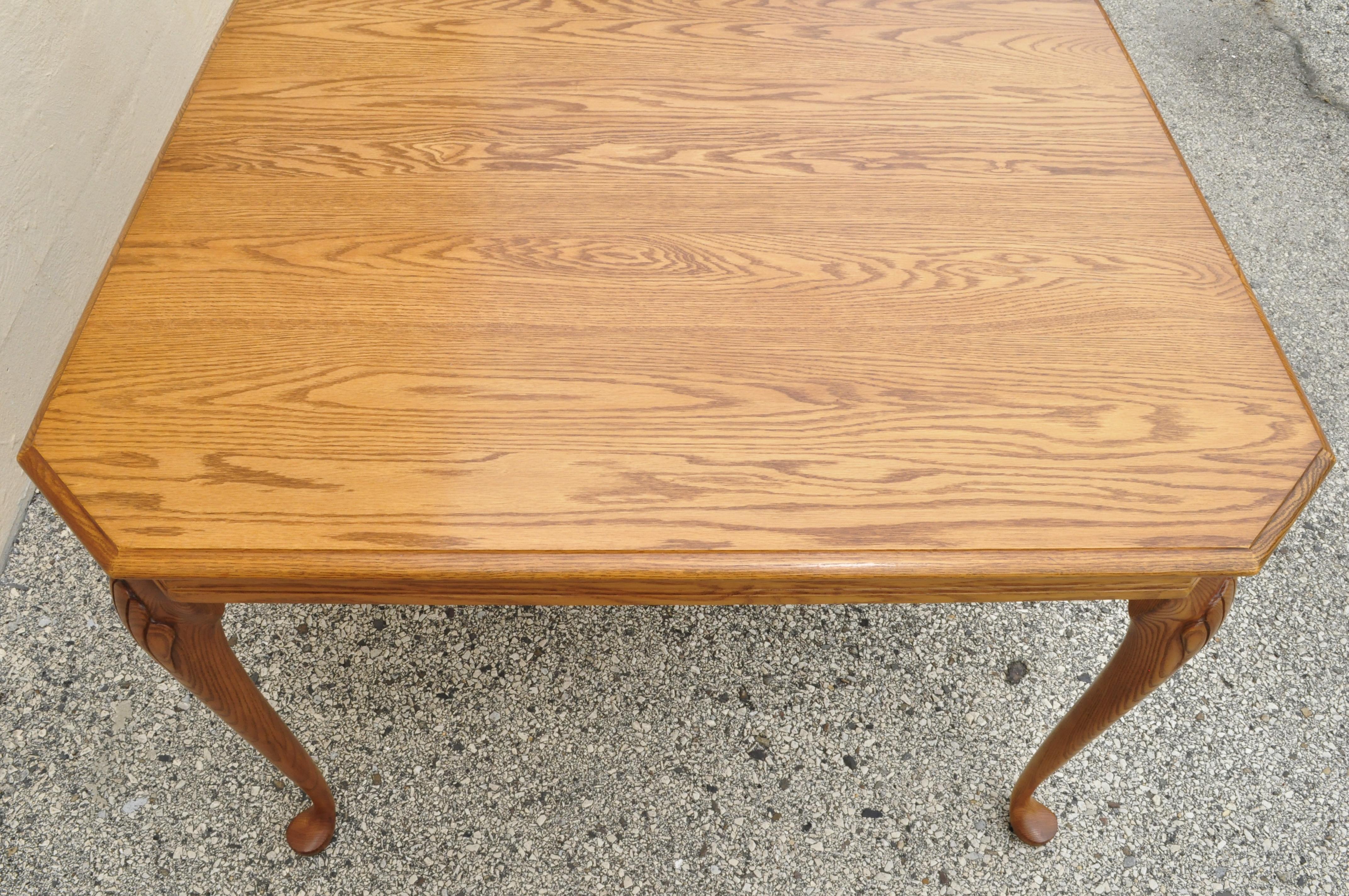 Pennsylvania House Stonehouse Oak Collection Queen Anne Dining Table w/ 2 Leaves In Good Condition In Philadelphia, PA