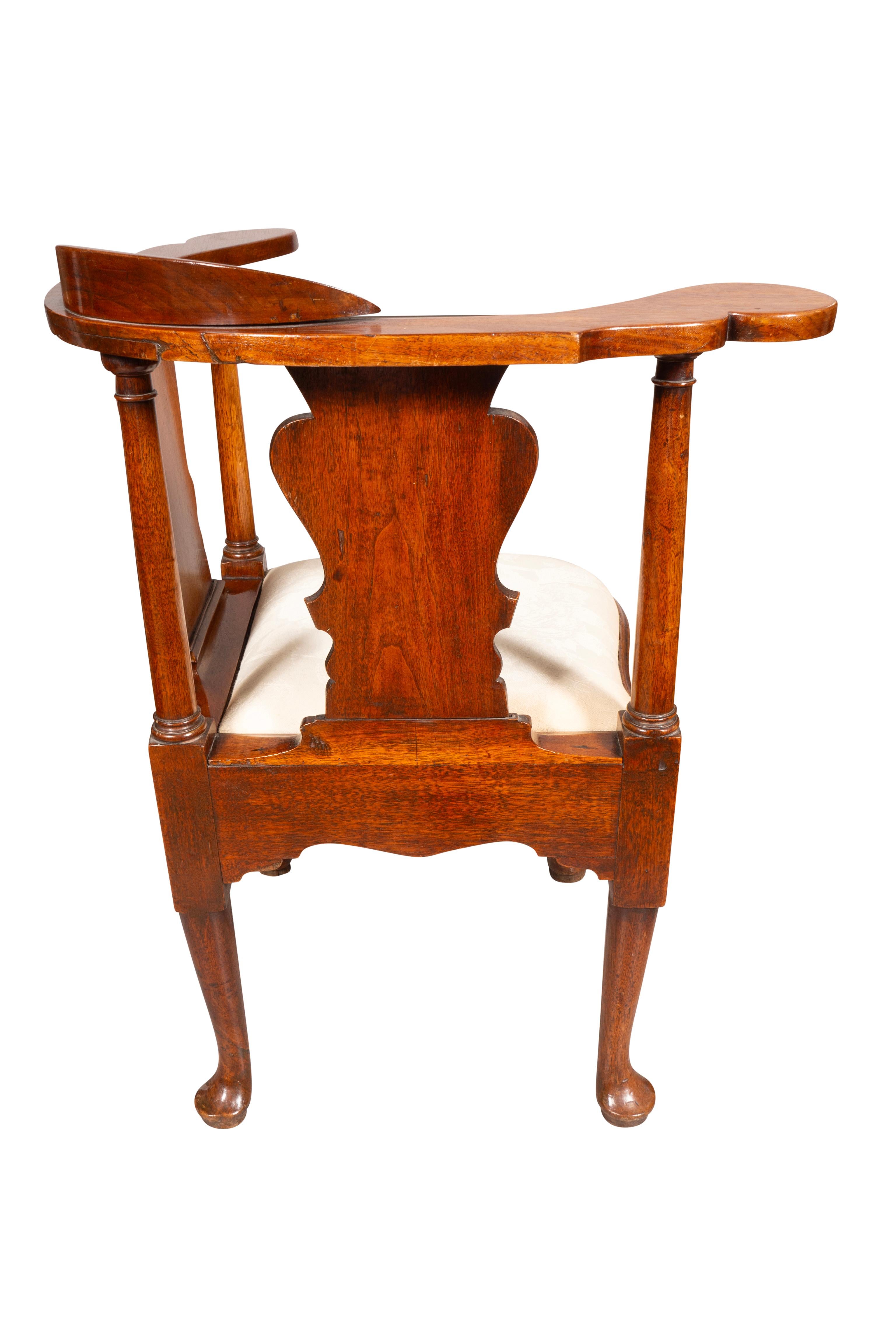 Pennsylvania Queen Anne Walnut Corner Chair In Good Condition In Essex, MA