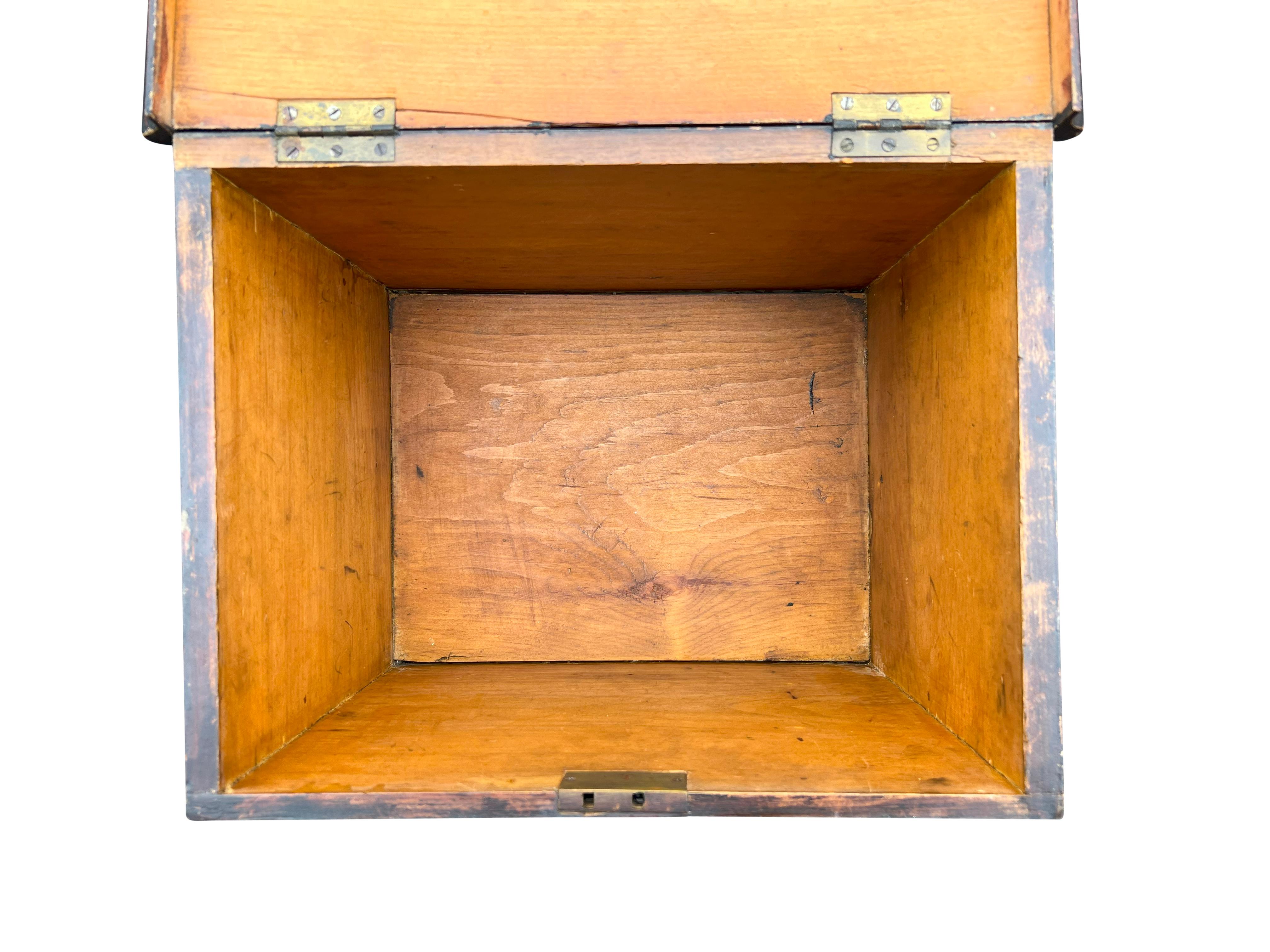 Caja decorada con esponja de Pensilvania sobre soporte posterior en venta 5