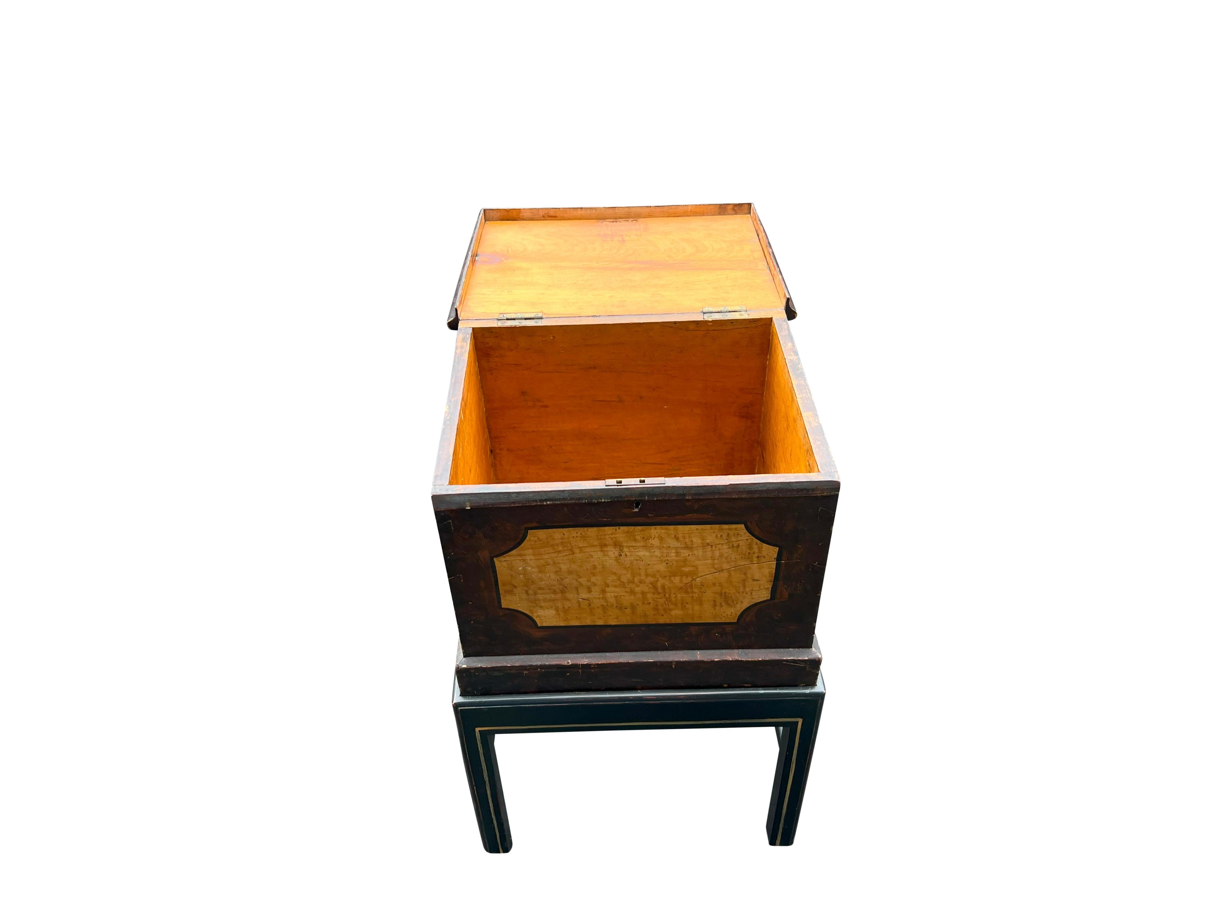 Caja decorada con esponja de Pensilvania sobre soporte posterior Mediados del siglo XIX en venta