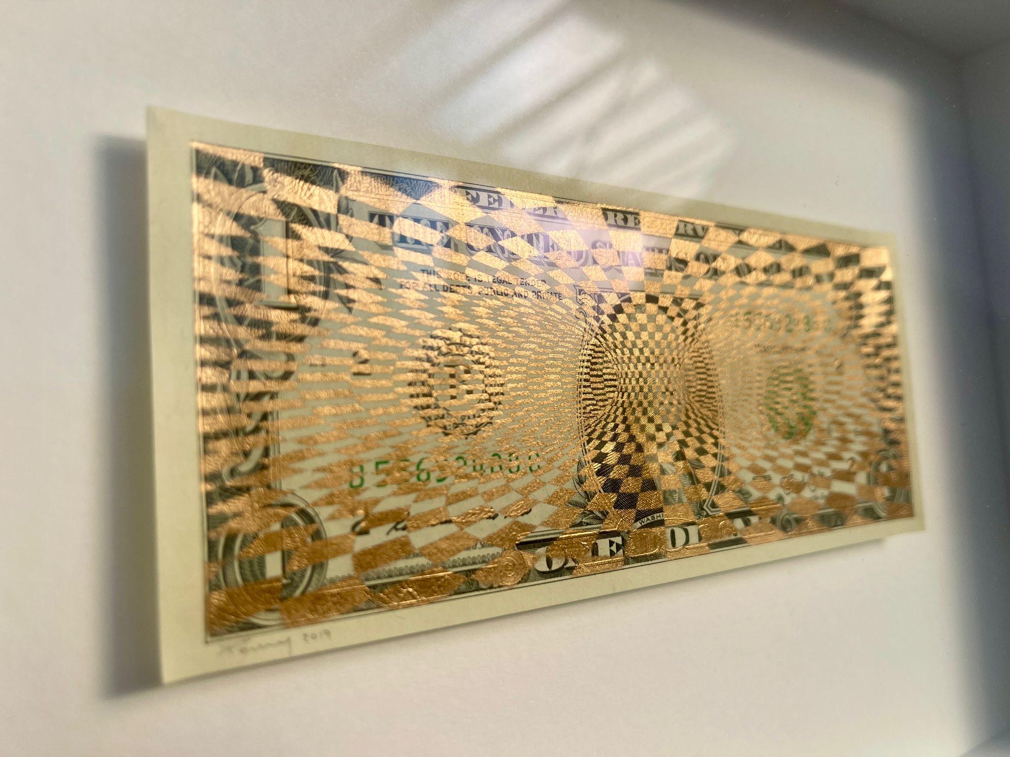 Stencil a 6 strati tagliato a mano. Vernice a spruzzo di una moneta reale incorniciata con vetro antiriflesso in una cornice di qualità museale - cambia colore mentre le passi accanto, passando dal nero all'oro - 1/1 originale

SONO PENNY E TAGLIO A