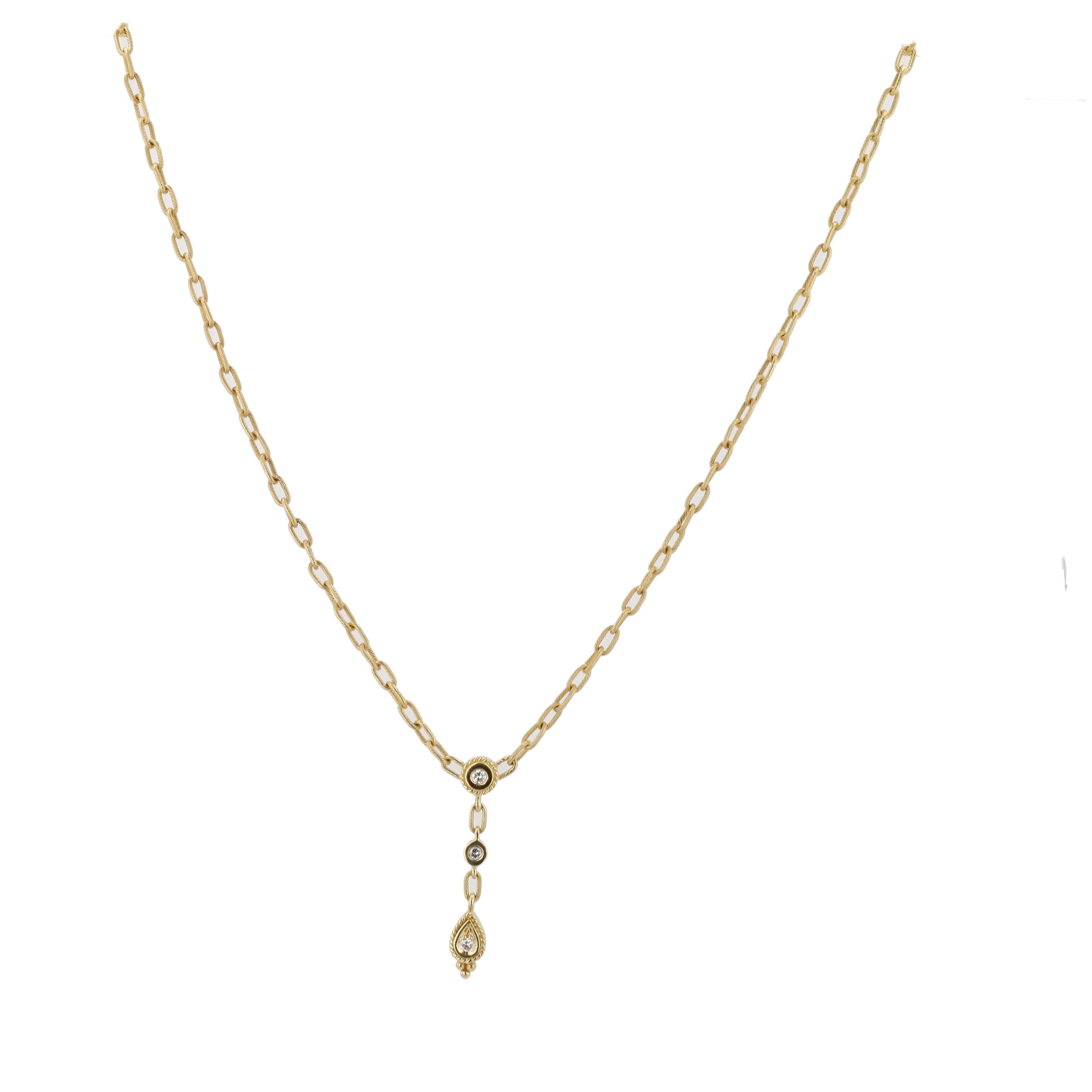 Penny Preville 18k Gold und Diamant Anhänger Halskette. Diese Halskette enthält 3 Diamanten, die in 18 Karat Gelbgold gefasst sind. 