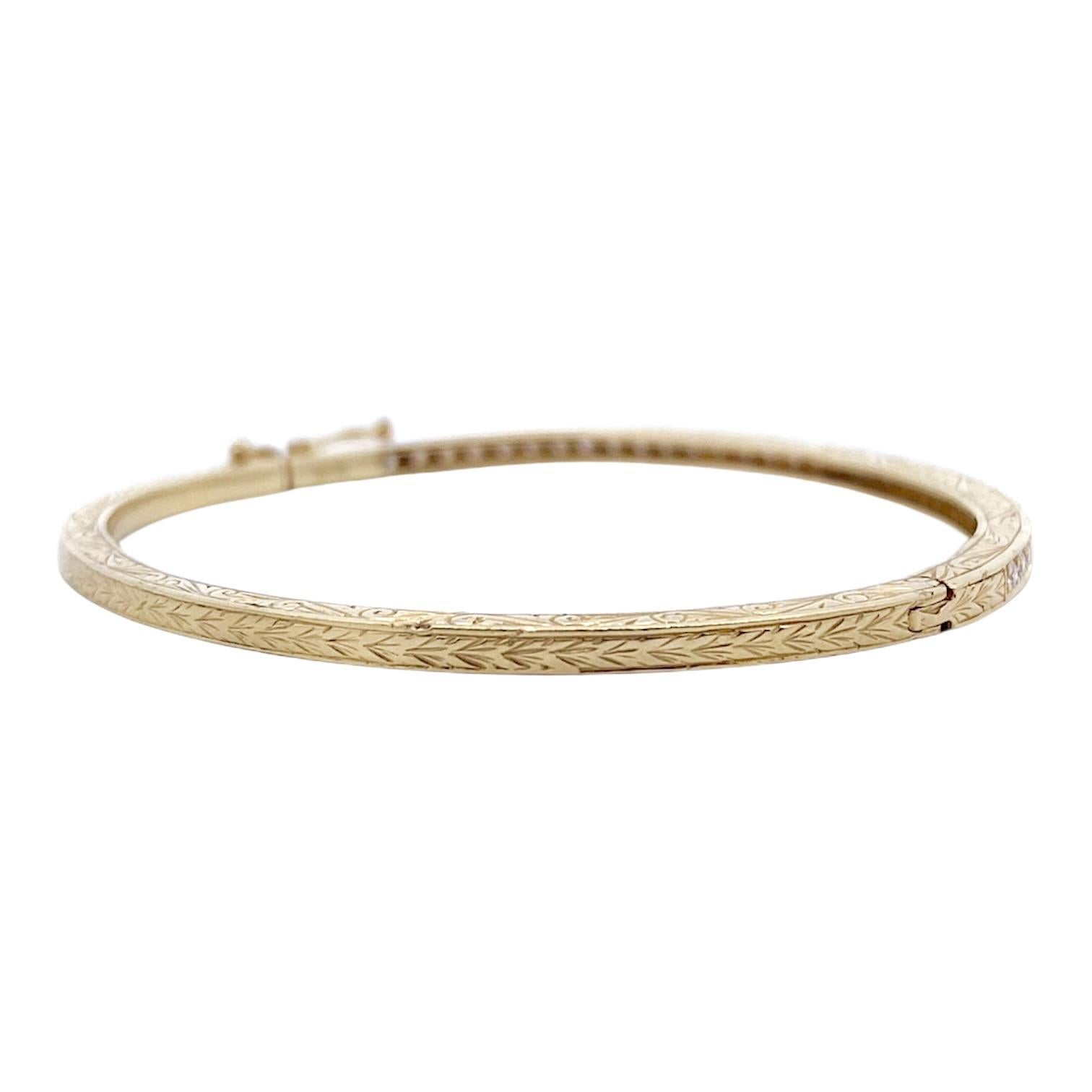 Klassischer Armreif aus 18 Karat Gelbgold mit Gravur von Penny Preville, mit einer durchgehenden Linie aus runden weißen Diamanten im Brillantschliff. Die Diamanten sind in einem Goldkanal mit Maserung gefasst, was ihr Funkeln noch verstärkt.