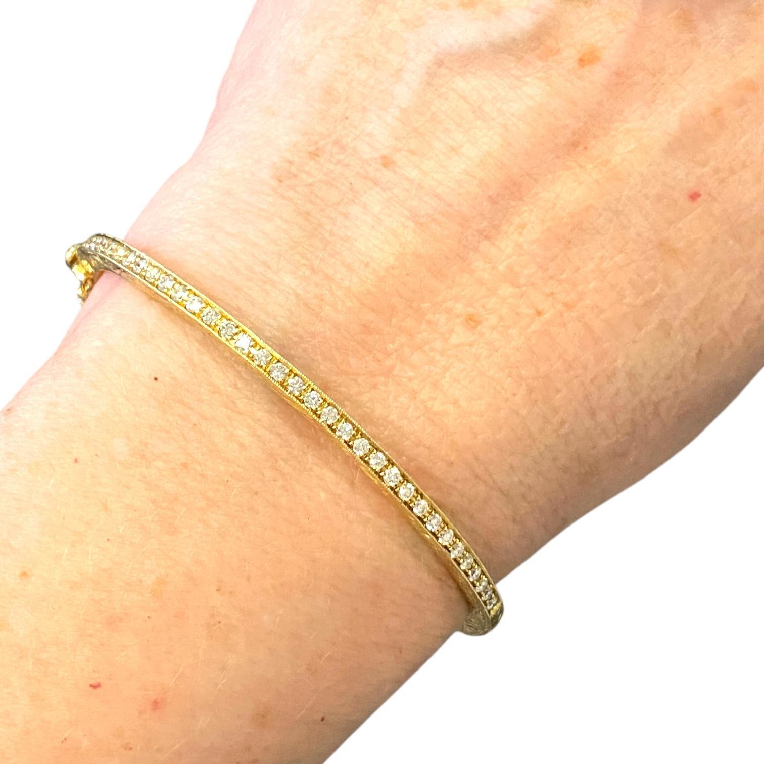 Penny Preville Armreif aus 18 Karat Gelbgold mit graviertem Diamanten im Angebot 1