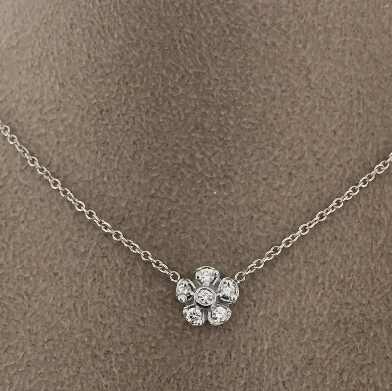 Penny Preville Ladies Necklace 
18k White Gold 
Diamond 0.12 carat total weight 
Chain 16
