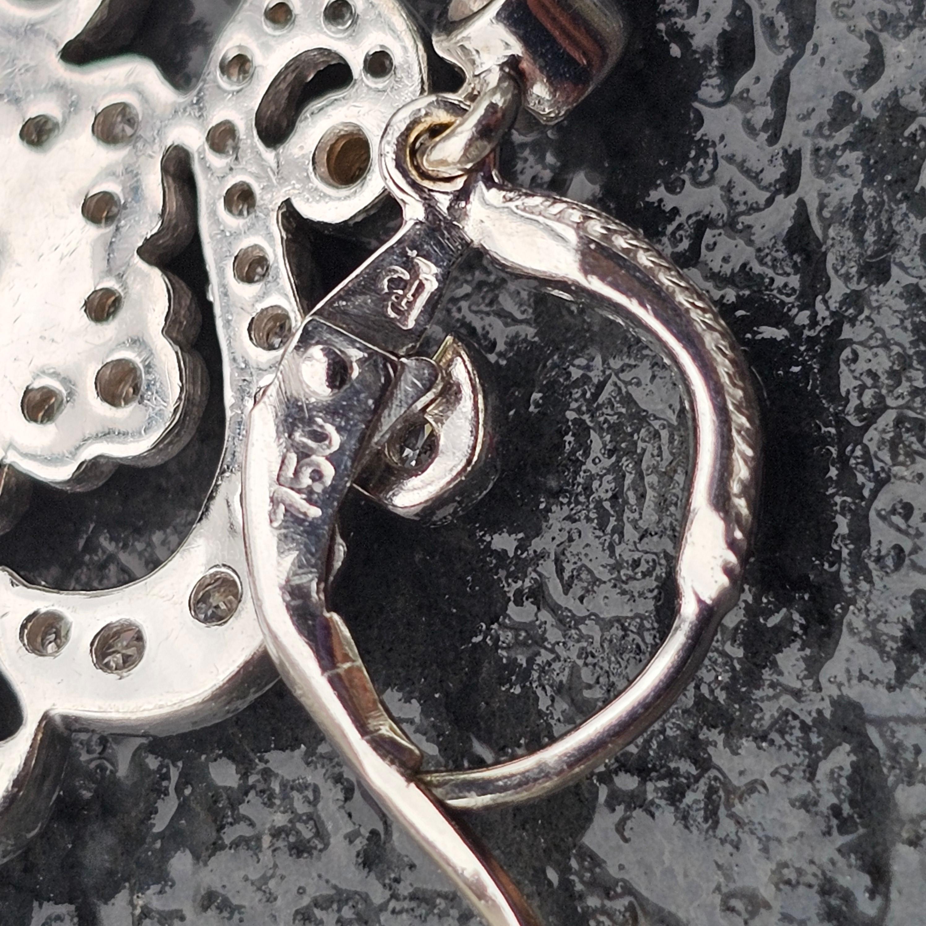 Eleva il tuo stile con questi squisiti orecchini a lampadario di Penny Preville. Realizzati in oro bianco 18 carati, questi orecchini sfoggiano un'abbagliante serie di diamanti bianchi, stimati in 2 carati o più, di diamanti super bianchi e