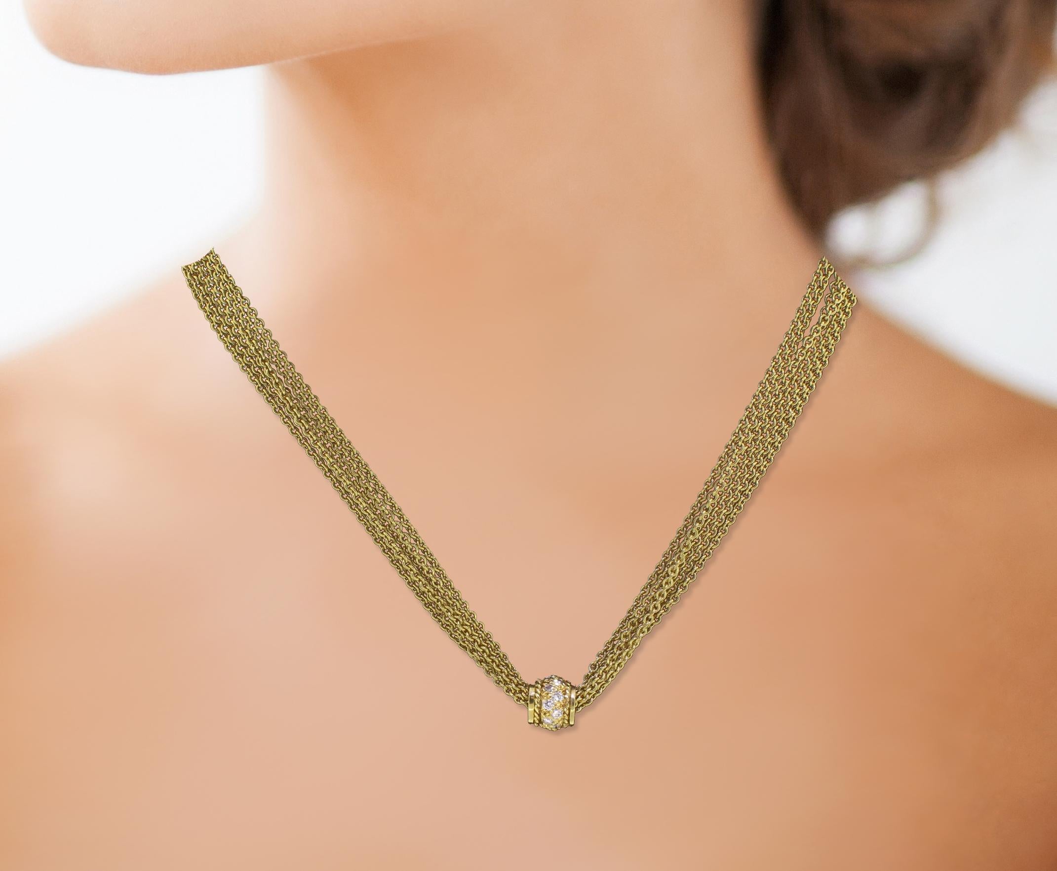 Collier multi-brins en or jaune 18kt par Penny Preville, avec un pavé central en diamant baril. Le barillet est orné de 24 diamants ronds totalisant 0,36 carats, ajoutant une touche d'élégance et d'éclat.

-Design/One : Penny Preville
-Métal : or