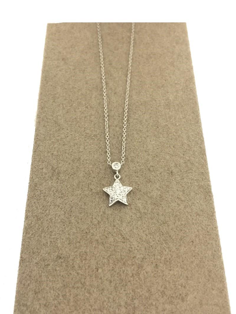 Collier de diamants en étoile de Penny Preville 
Or blanc 18k 
Diamant d'un poids total de 0,17 carat 
Chaîne de 16 pouces 
N8433W