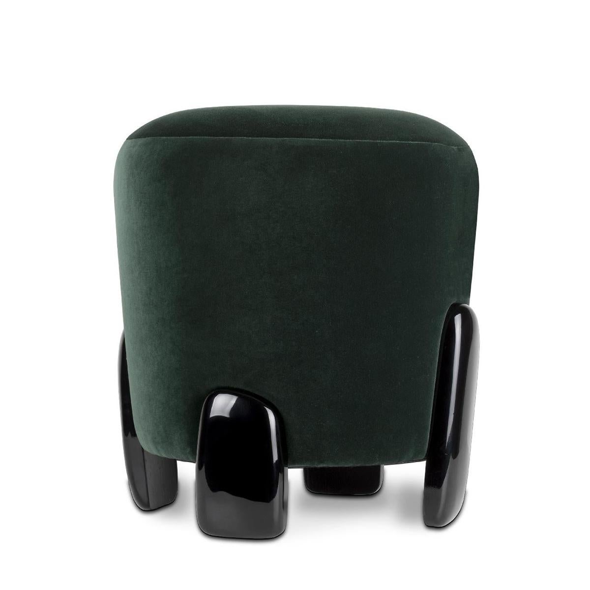 Stool penny with solid wood structure, upholstered and
covered with bristish green velvet fabric. With 3 feet in
black lacquered finish.
Also available with other velvet fabric colors, on request.
