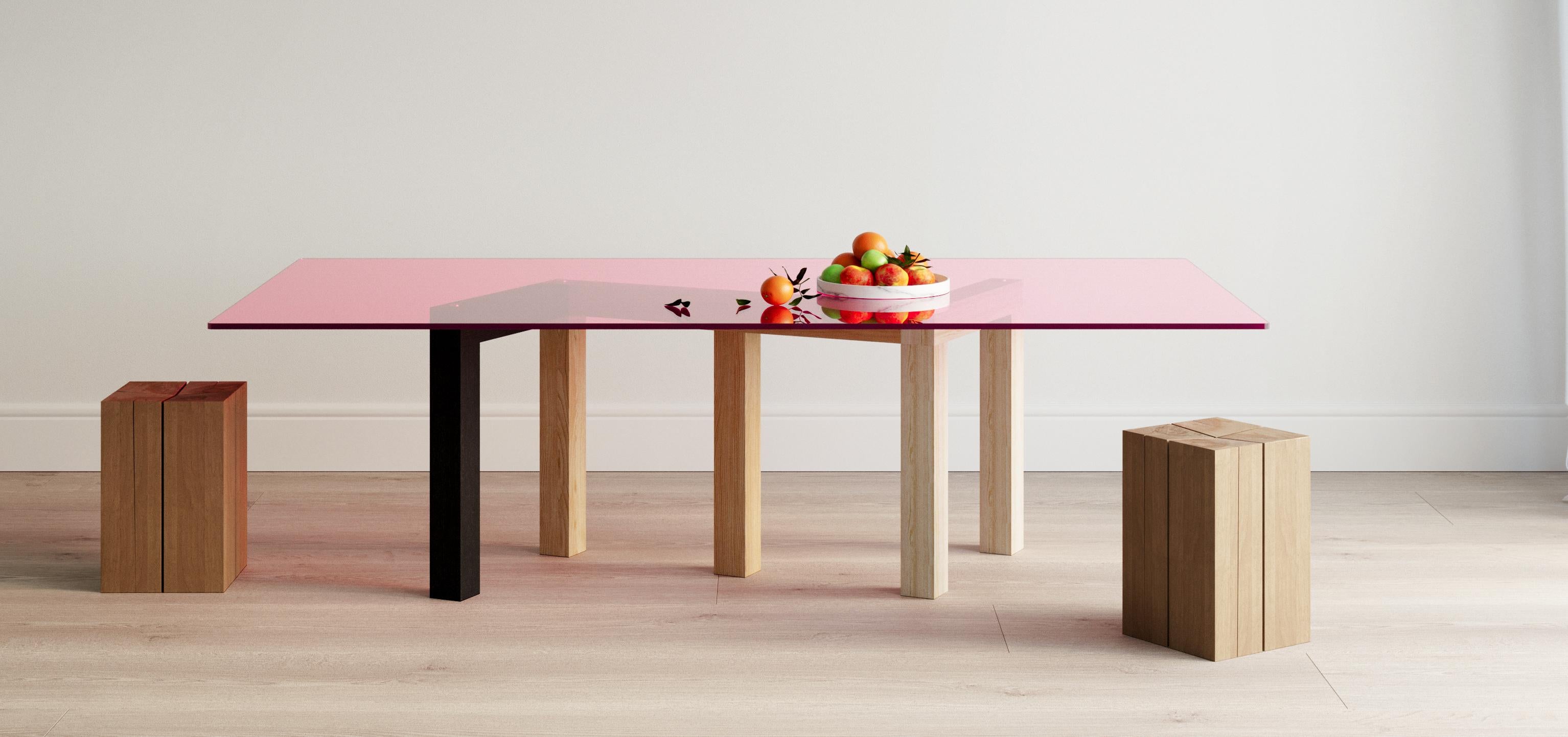 XXIe siècle et contemporain Table de salle à manger Penrose pieds en frêne noir teinté, naturel et blanchi, verre rose en vente