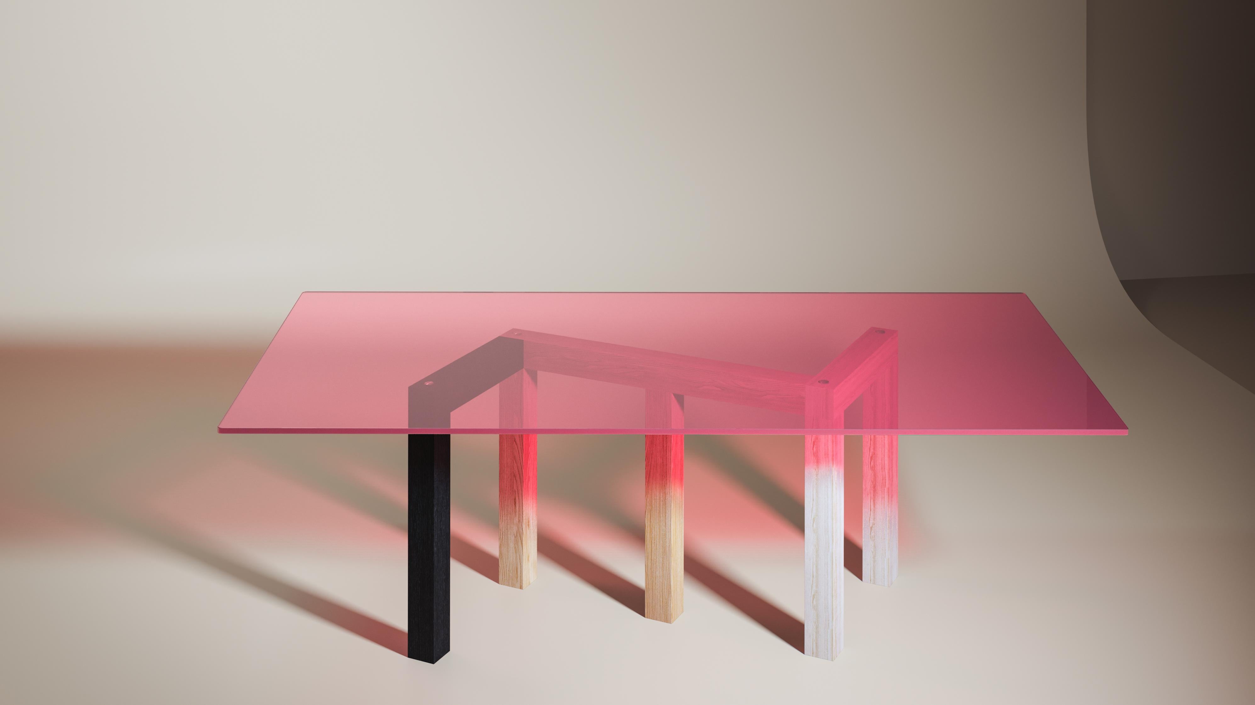Table de salle à manger Penrose par Hayo Gebauer
Dimensions : D 115 x L 240 x H 71 cm
MATERIAL : Noir, frêne massif huilé bleui, plateau en verre rose

Penrose est une grande table de dîner en bois et en verre créée par le designer Hayo Gebauer,