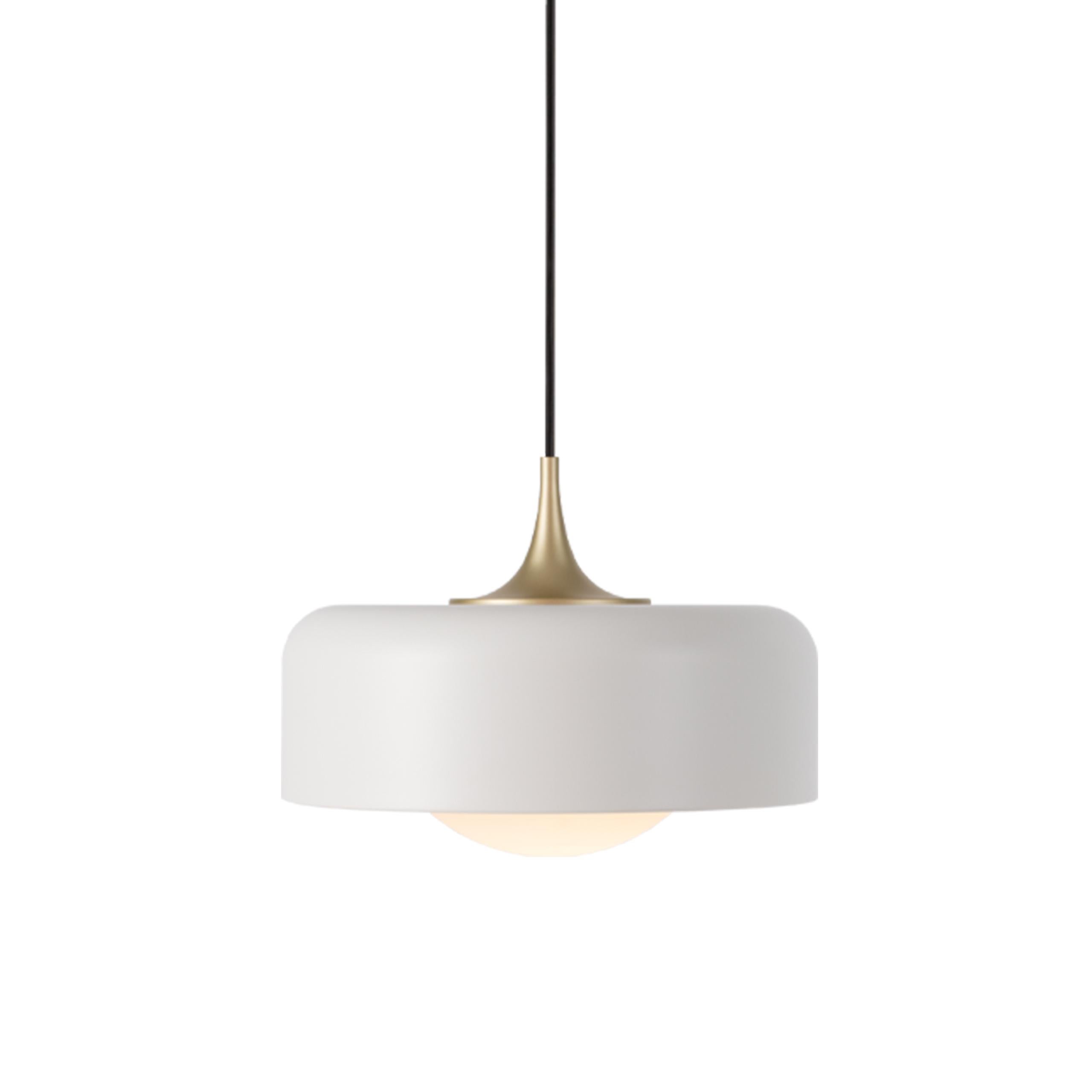 Pensée, eine raffinierte und moderne Interpretation einer zeitlosen Silhouette. Mit ihrem klassischen Profil und ihrem kompakten Design strahlt die Pensee Pendelleuchte ein beruhigendes Licht durch handgefertigtes Opalglas aus, das jetzt mit einem