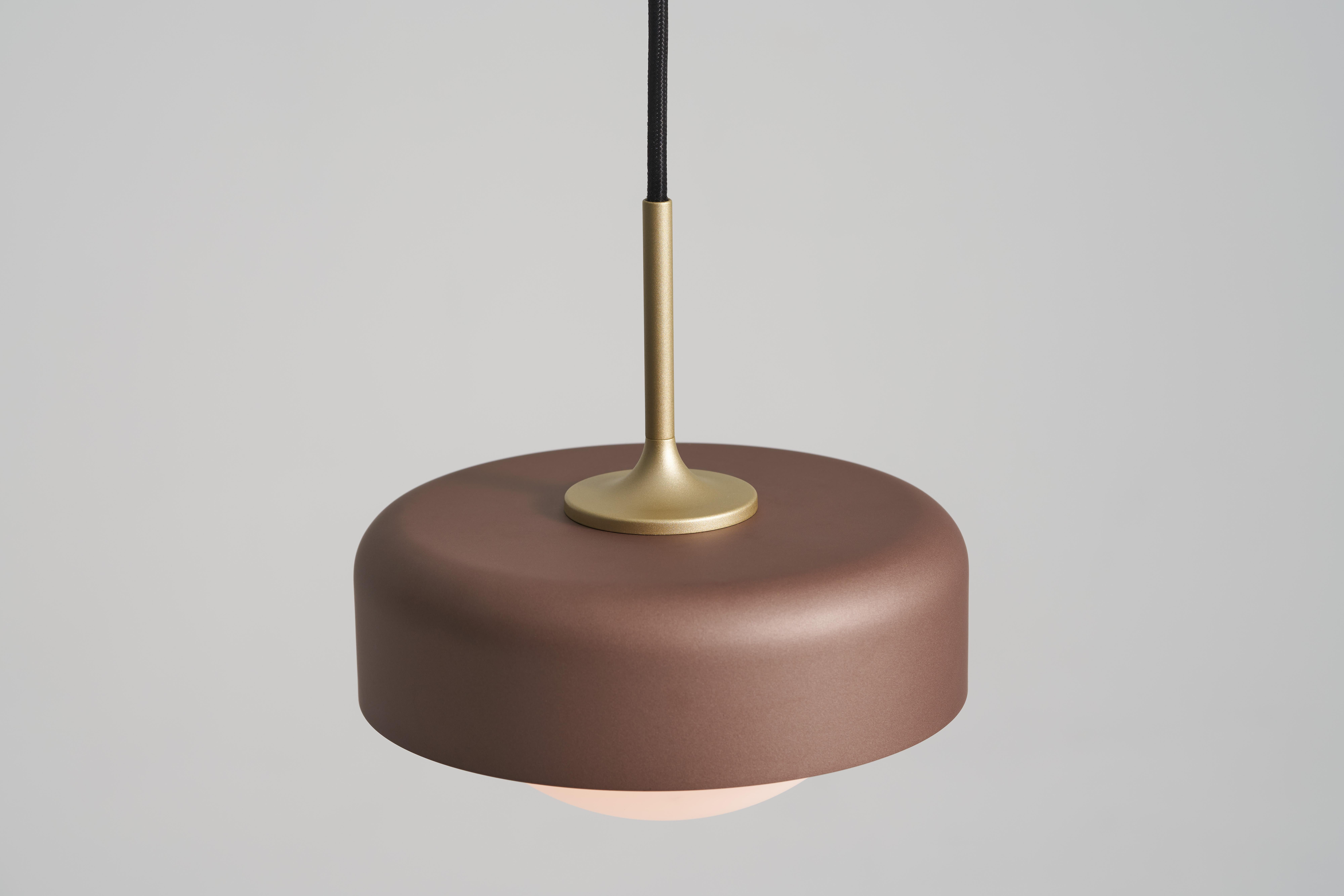 Pensée, una rivisitazione raffinata e contemporanea di una silhouette senza tempo. Con il suo profilo classico e il suo design compatto, il Ciondolo Pensee emette una luce rasserenante grazie al vetro opalino lavorato a mano, ora abbinato a un