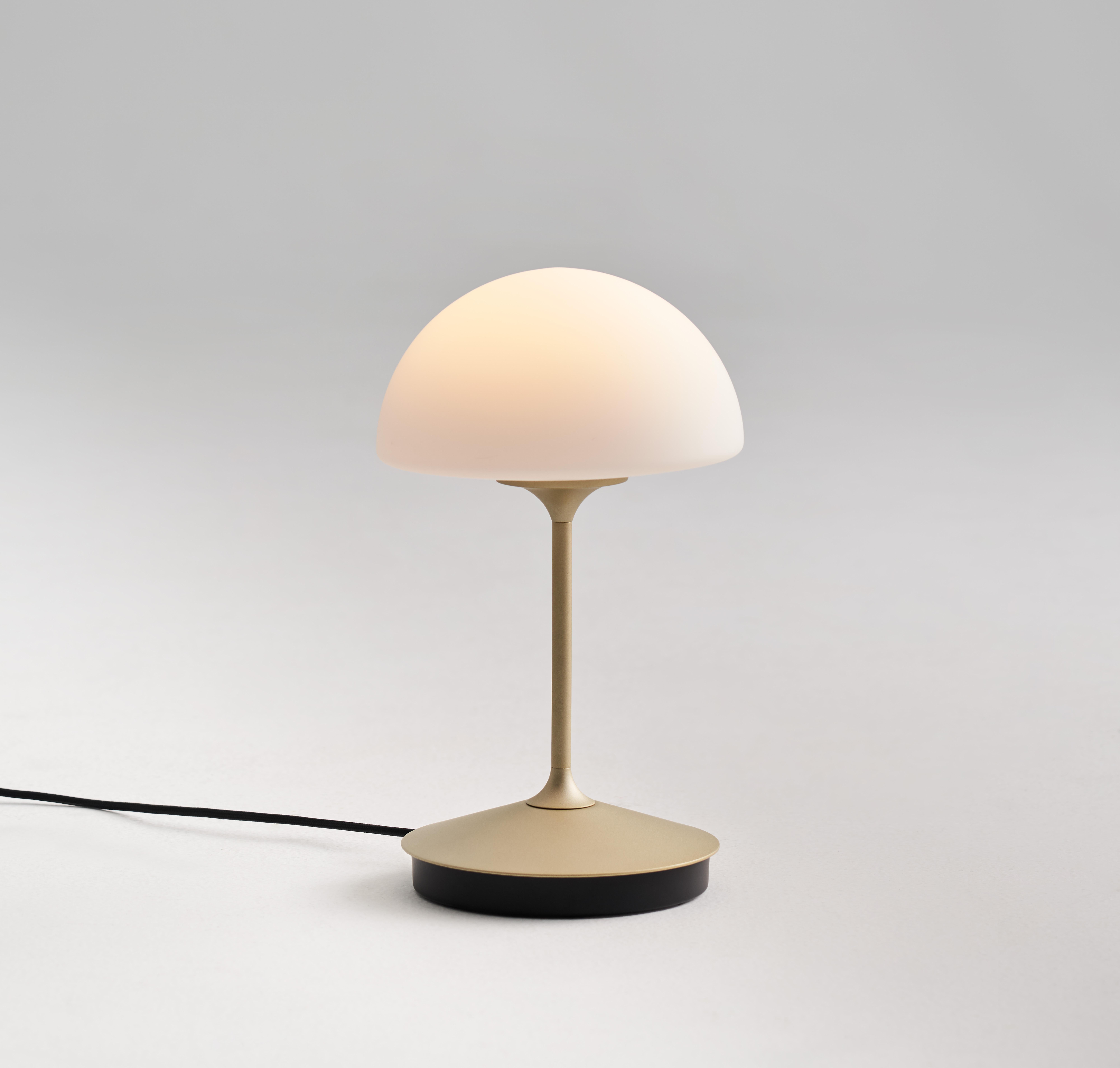 Le Pensee est une version raffinée et contemporaine d'une silhouette intemporelle. Avec un profil classique et un design compact, la nouvelle lampe de table Pensee offre la meilleure expérience lumineuse à ce jour. Disponible à la fois comme lampe