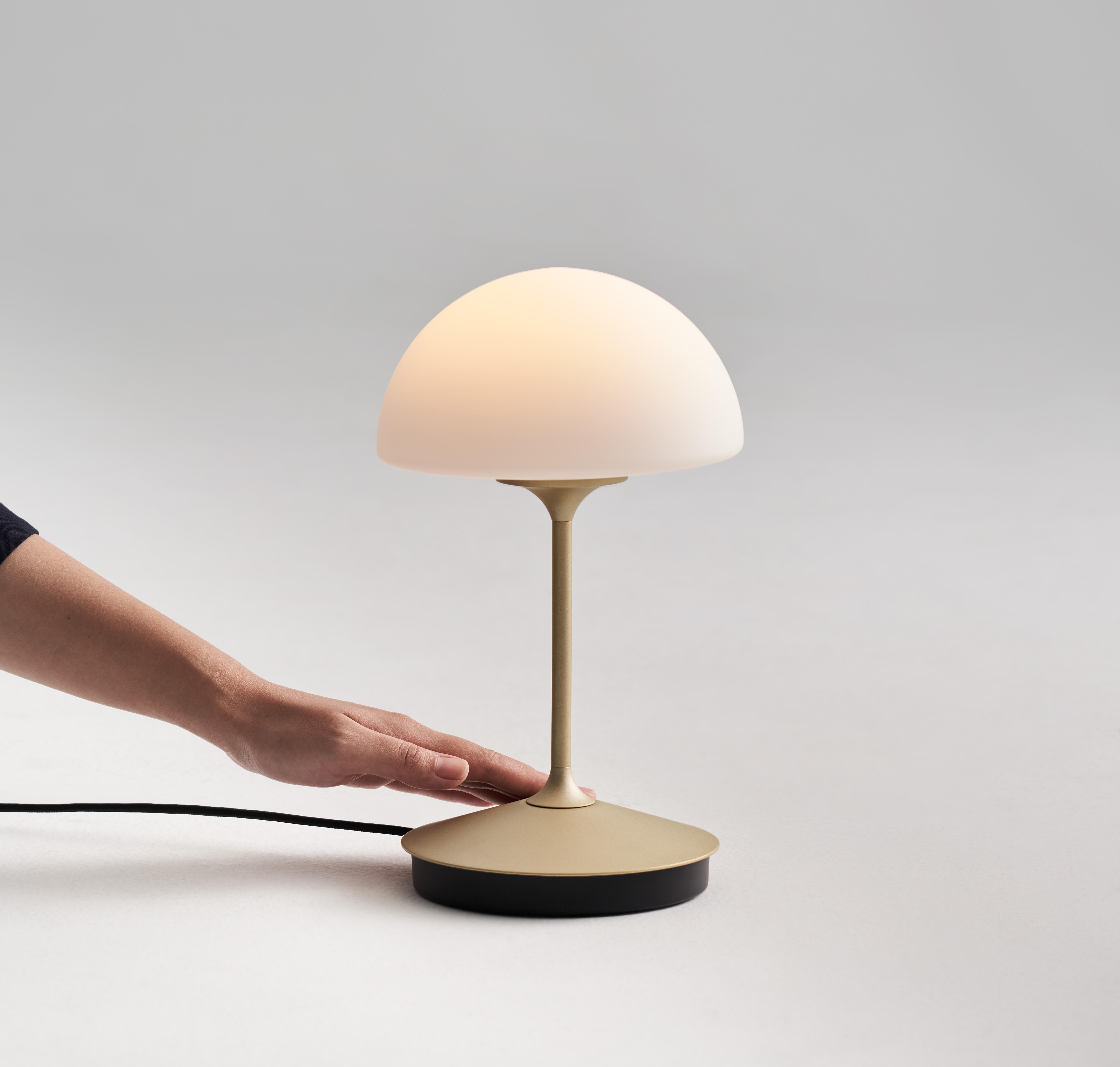 Moderne Lampe de table à plumes en vente