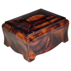 Caja de plumas y cuernos estilo Karl Springer