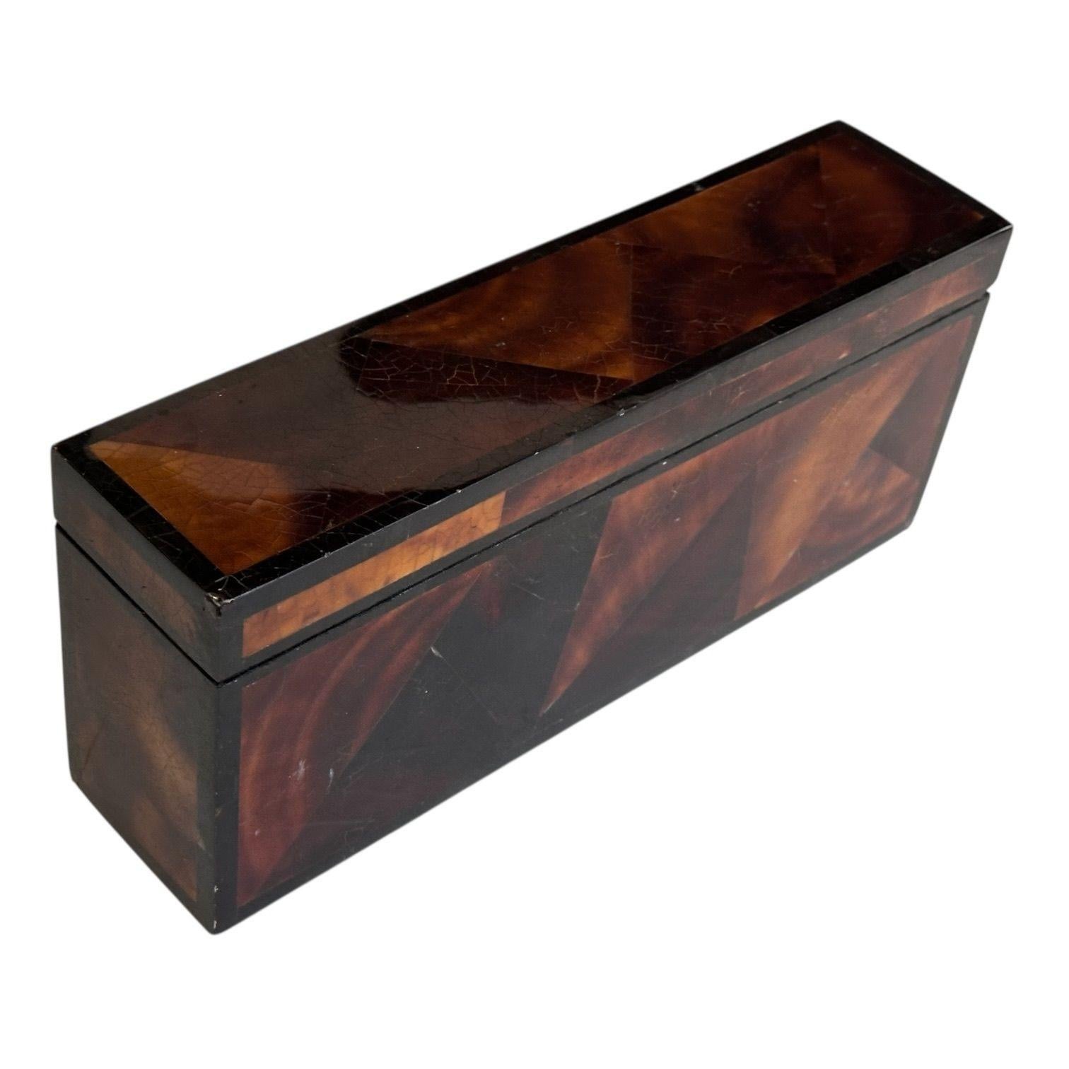 Boîte à vêtements Penshell avec couvercle, années 1960.  Original en excellent état. La boîte est doublée de velours noir.
Mesure 12