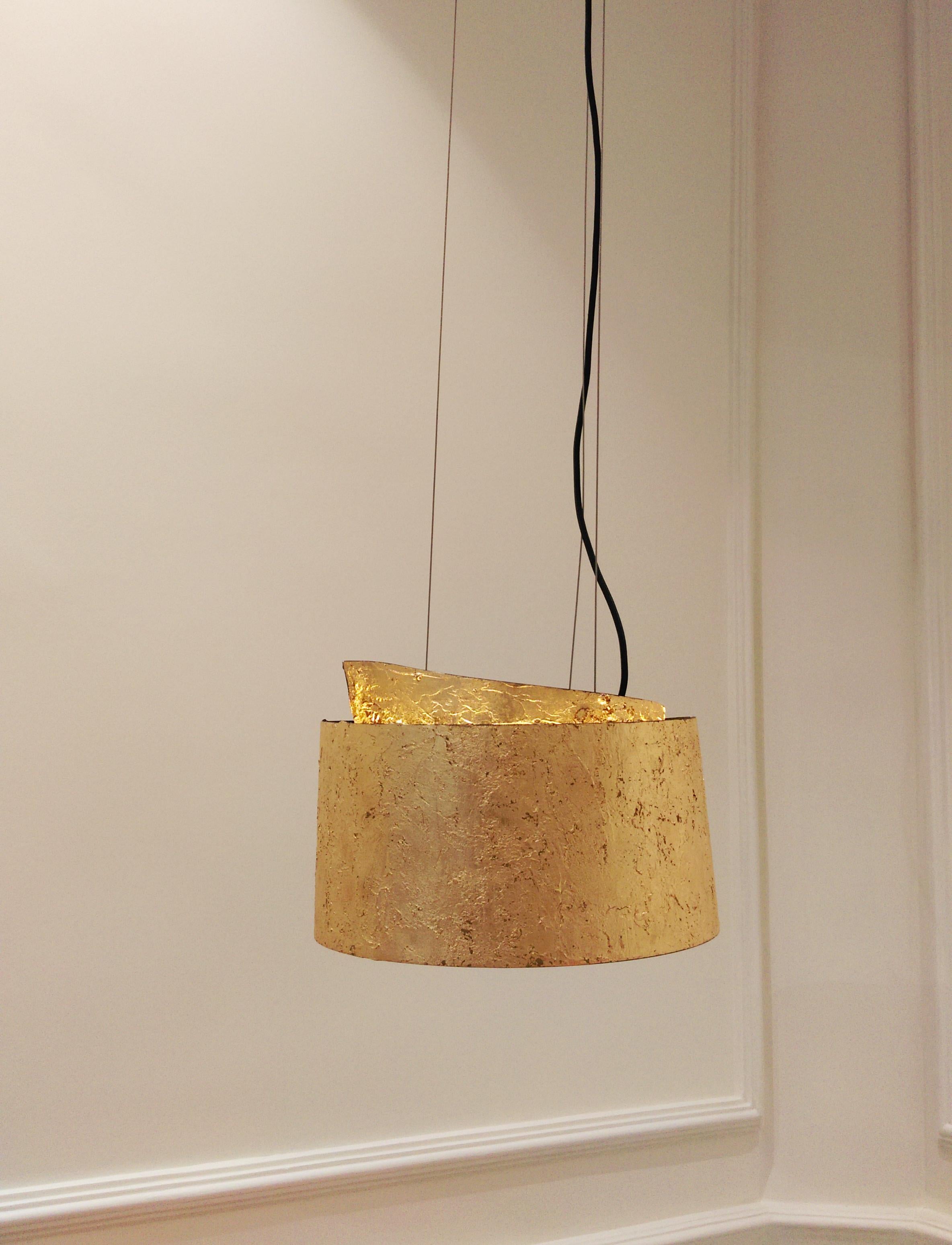 Golden Leaf Pensiero Hanging Lamp by Tommaso Cristofaro-Hand Made In New Condition For Sale In București, RO