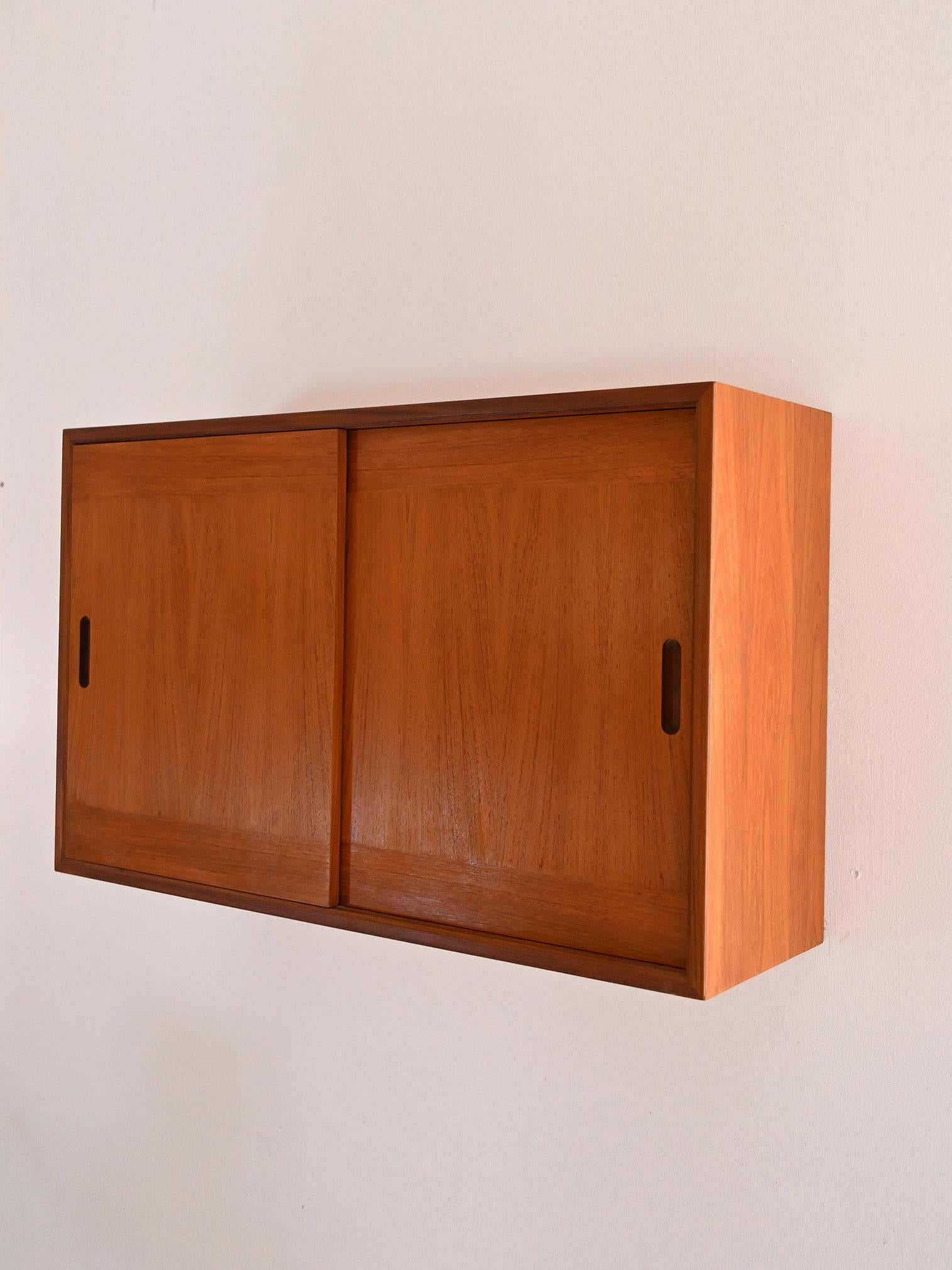 Armario de pared escandinavo de teca de los años 60 con puertas correderas y ganchos interiores Escandinavo moderno en venta