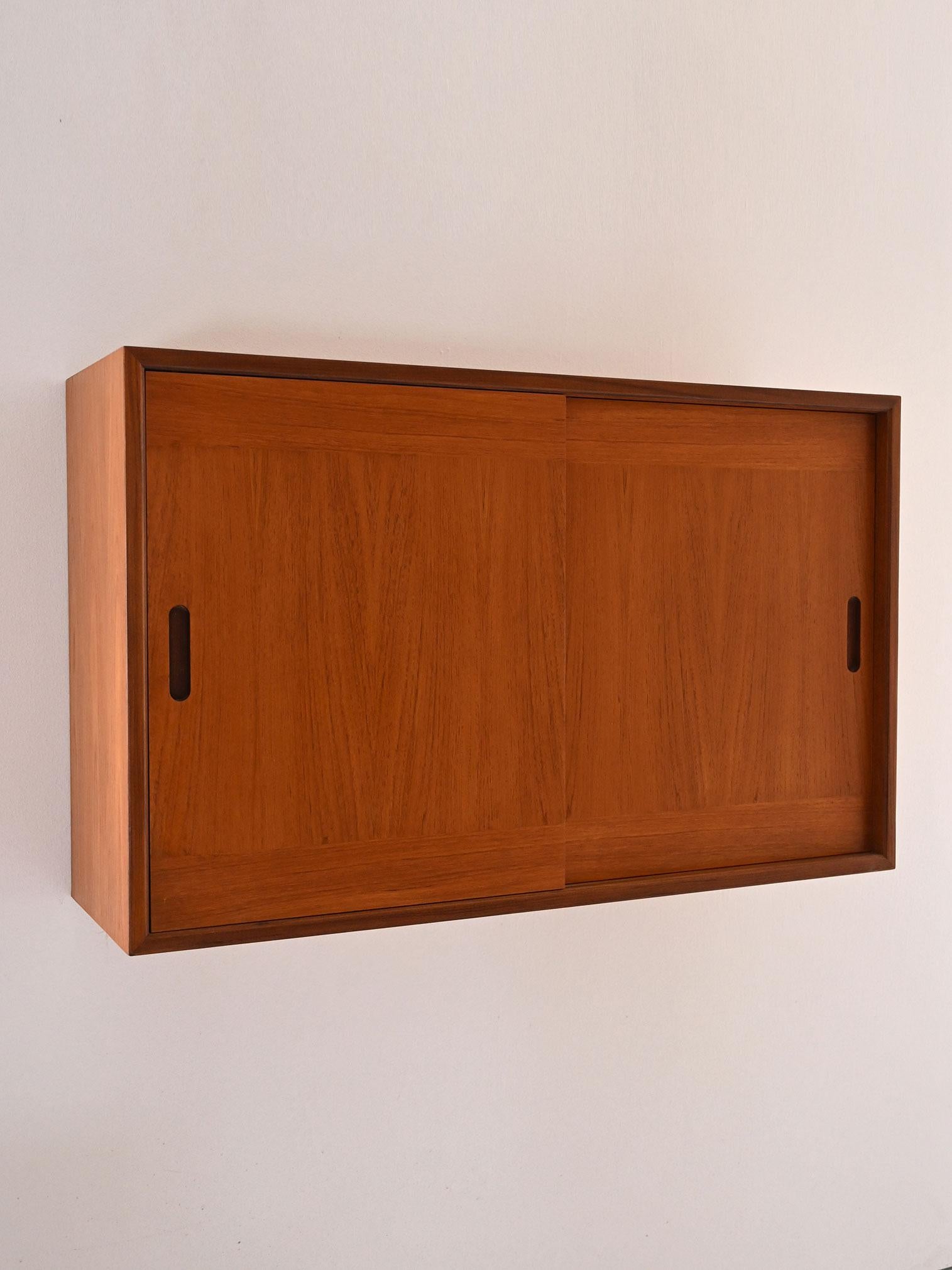 Armario de pared escandinavo de teca de los años 60 con puertas correderas y ganchos interiores Scandinavian en venta