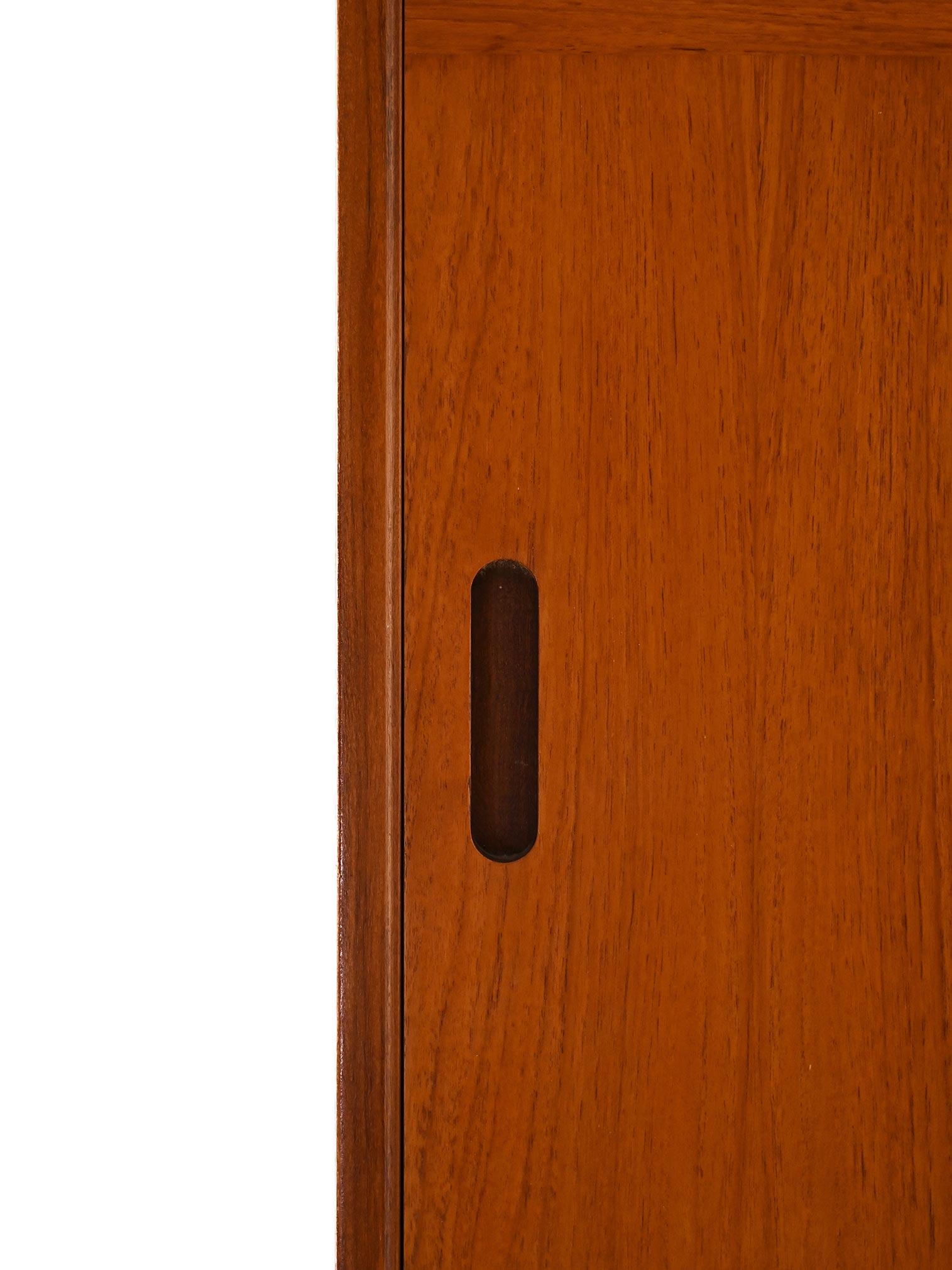 Armario de pared escandinavo de teca de los años 60 con puertas correderas y ganchos interiores en Bueno estado para la venta en Brescia, IT