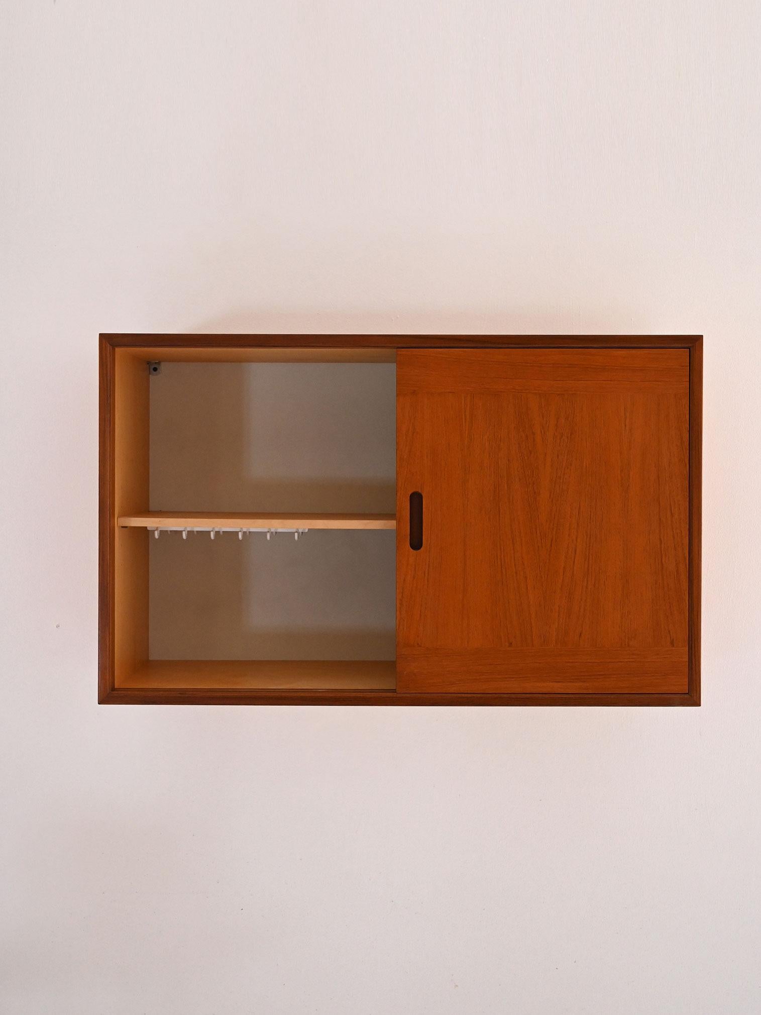 Armario de pared escandinavo de teca de los años 60 con puertas correderas y ganchos interiores Mid-20th Century en venta