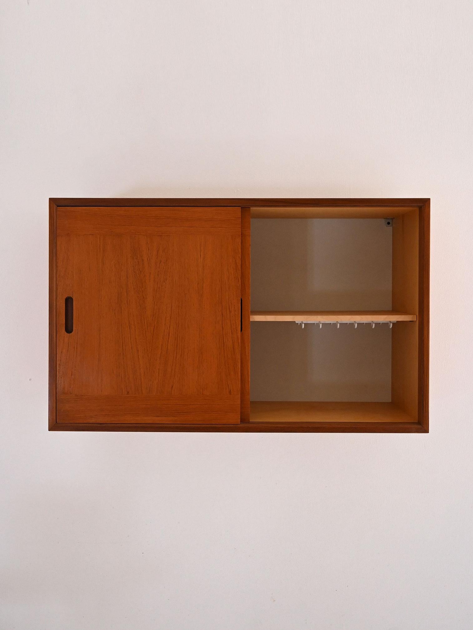 Armario de pared escandinavo de teca de los años 60 con puertas correderas y ganchos interiores Teca en venta