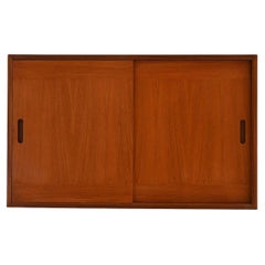 Armario de pared escandinavo de teca de los años 60 con puertas correderas y ganchos interiores
