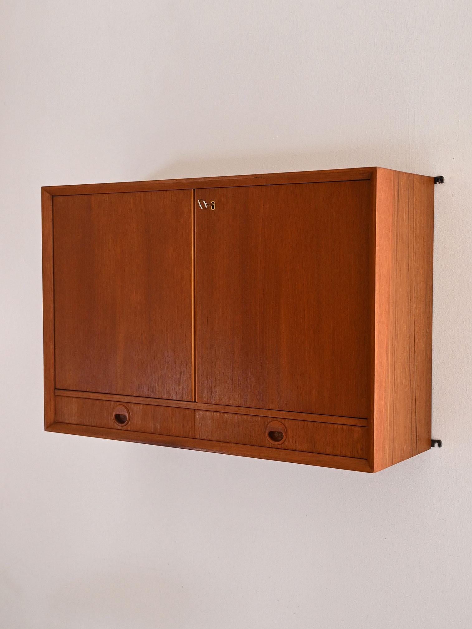 Armario de pared vintage escandinavo de teca de los años 60 Escandinavo moderno en venta