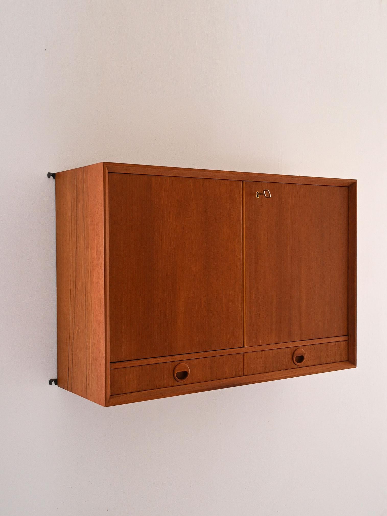 Armario de pared vintage escandinavo de teca de los años 60 Scandinavian en venta