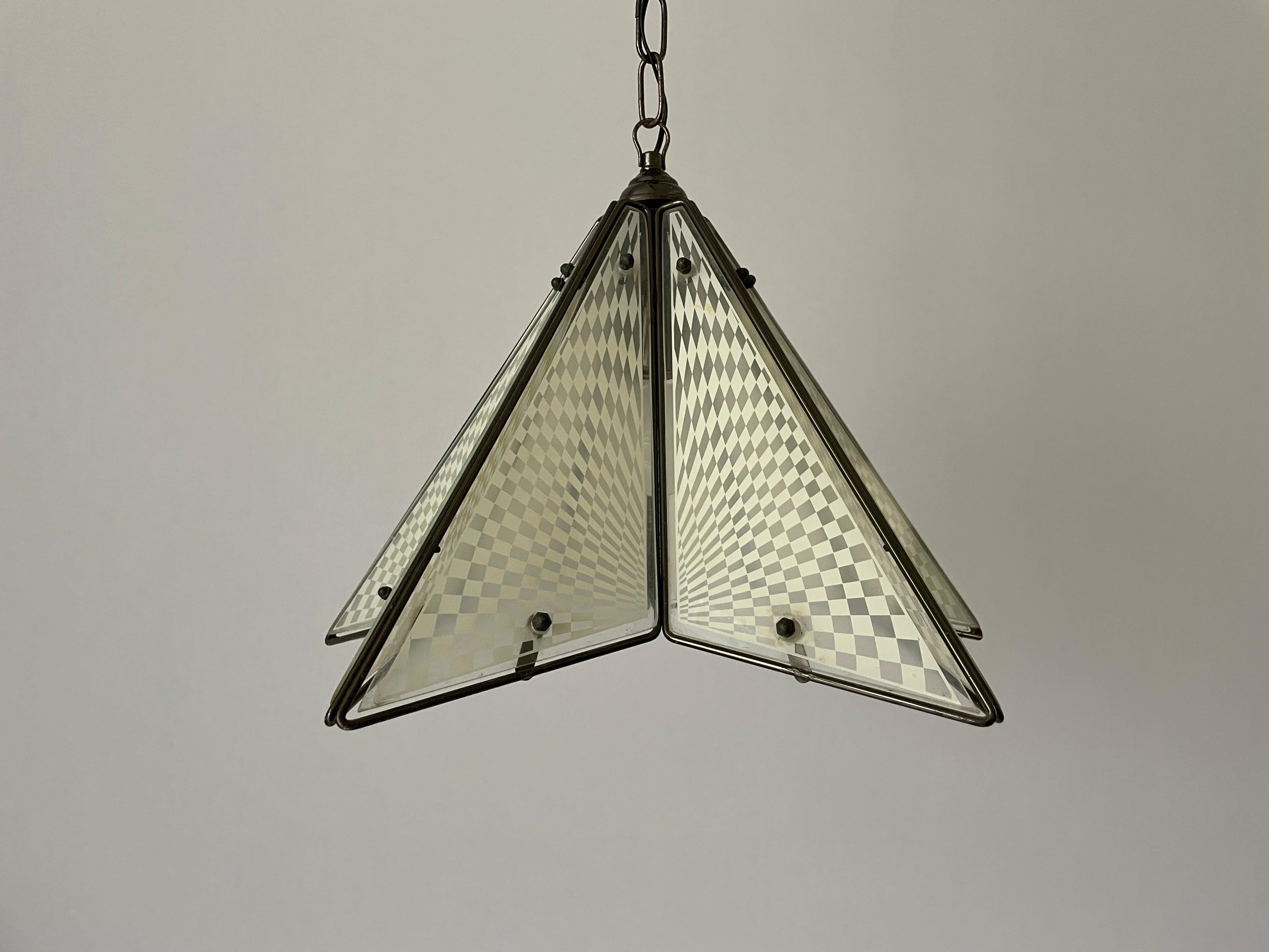 Lampada da soffitto pentagonale in ottone e vetro, anni '50, Italia

Il paralume è in ottime condizioni vintage.

Questa lampada funziona con lampadine E27. 
Cablato e adatto all'uso con 220V e 110V per tutti i paesi.

Misure:

Altezza: 31