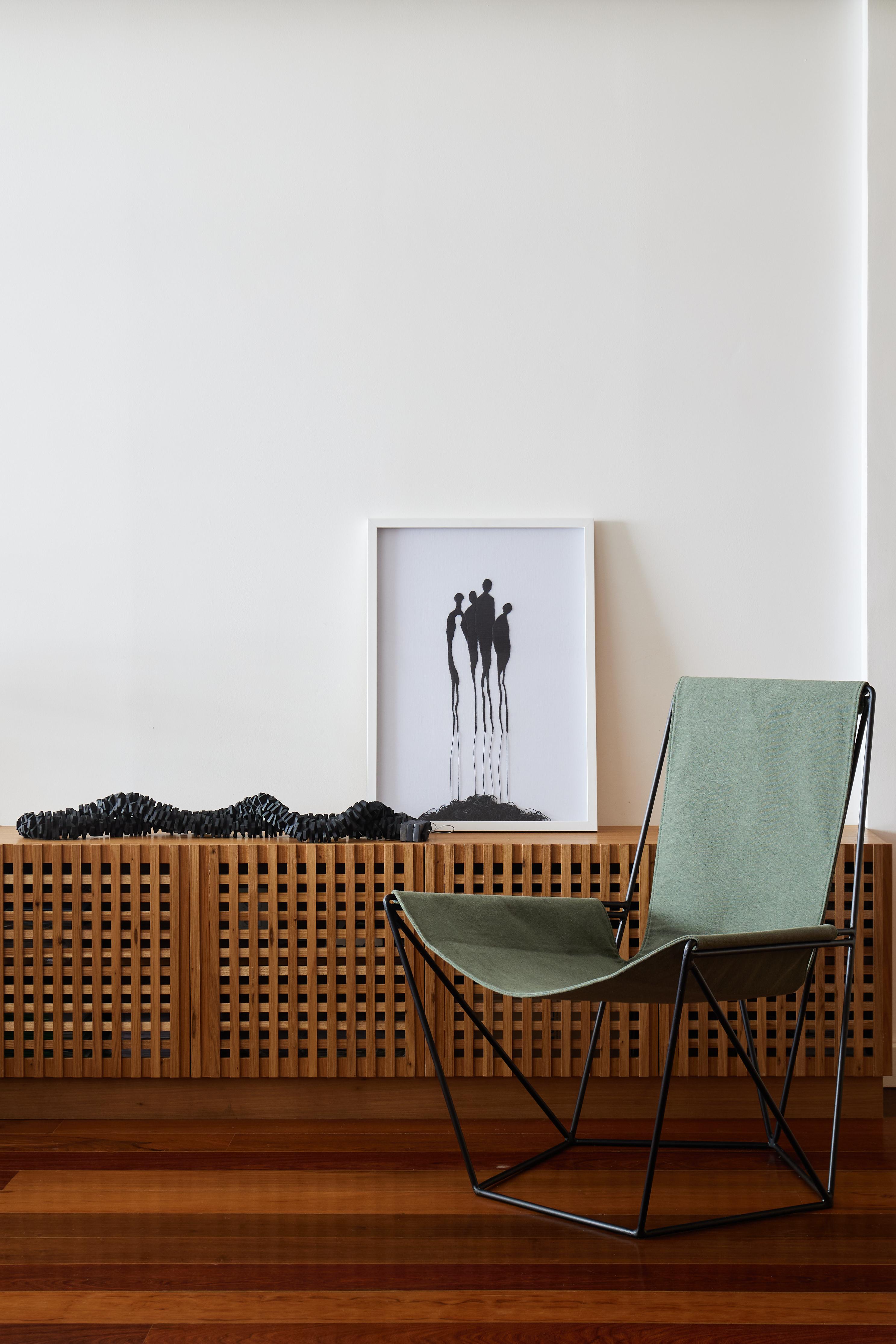 Es un sillón de calidad escultórica. Además de ser cómoda, fue diseñada para desempeñar un papel destacado en la decoración. Sobre una base de pentágono perfecto, el sillón emerge con una maraña de ángulos que crean nuevas formas con cada cambio de