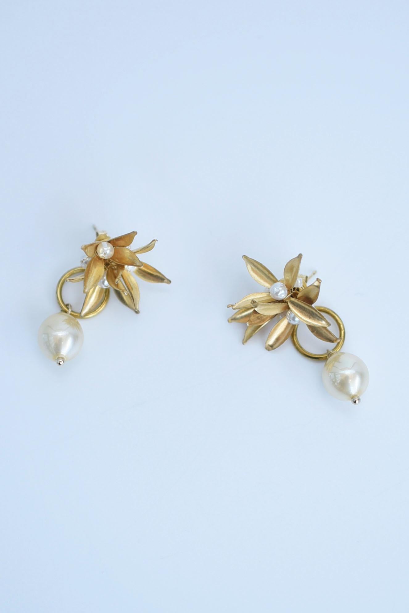 pentas petite earring / vintage jewelry , 1970's vintage parts For Sale 5