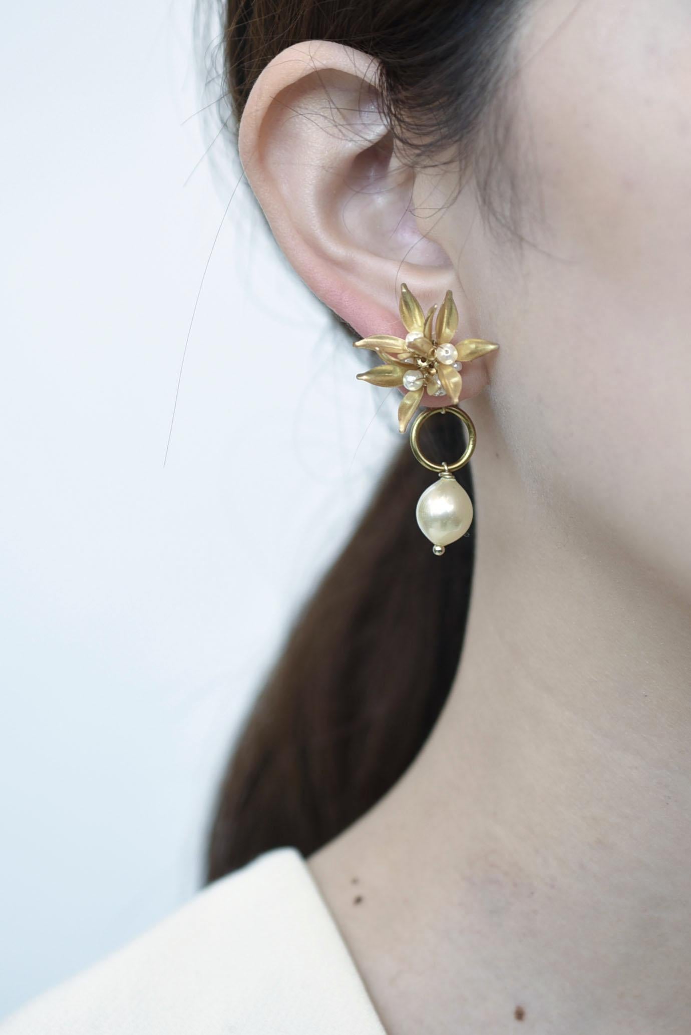 MATERIAL:Messing,Vintage-Glasperle,Edelstahl
Größe: Länge 5cm / Gewicht 5g　


Diese Ohrringe haben eine schöne Perle, die unter dem Ring schimmert.
Die Perlen sind mehr als 10 mm groß, so dass sie in Person mehr Präsenz haben als auf den Fotos. Wenn