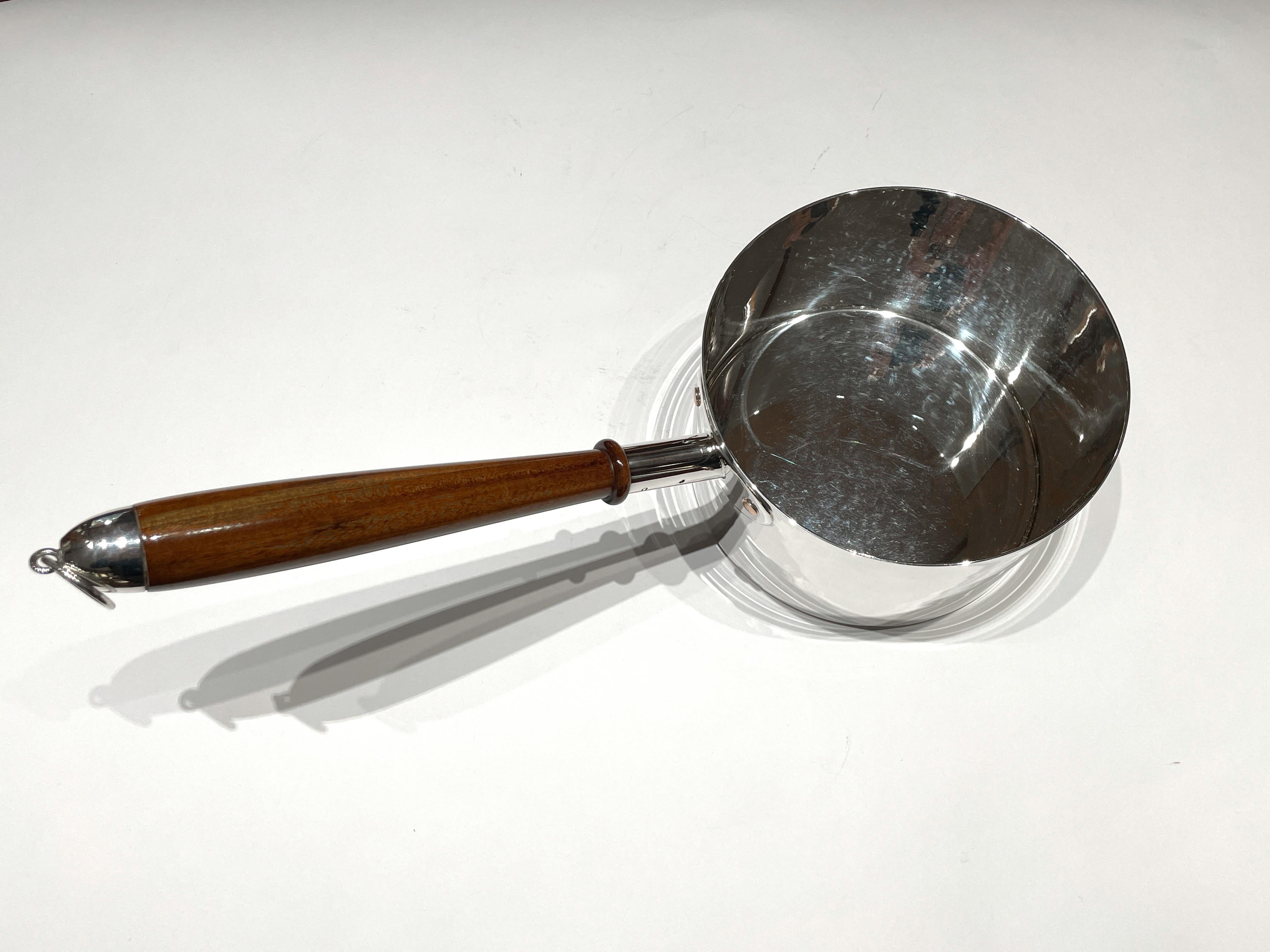 925/ooo sterling silver cooking pot
Manufactured by Brandimarte - Florence - Italy
Weight g 1230
Diameter cm 19,5
Height cm 11,5
Length including handle 45 cm


This pot is really built to be used in cooking.
The bottom is very thick and sturdy, and