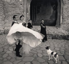 Alaverdi, Géorgie (mère mariée portant un chien tacheté, regardant le chien)