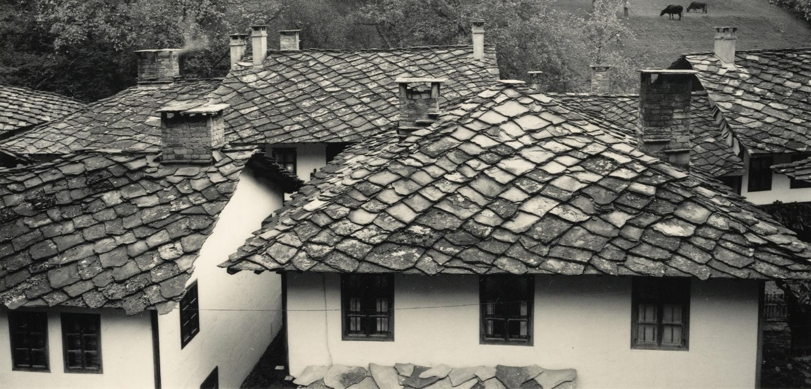 Black and White Photograph Pentti Sammallahti - Etr, Bulgarie (Toitures)