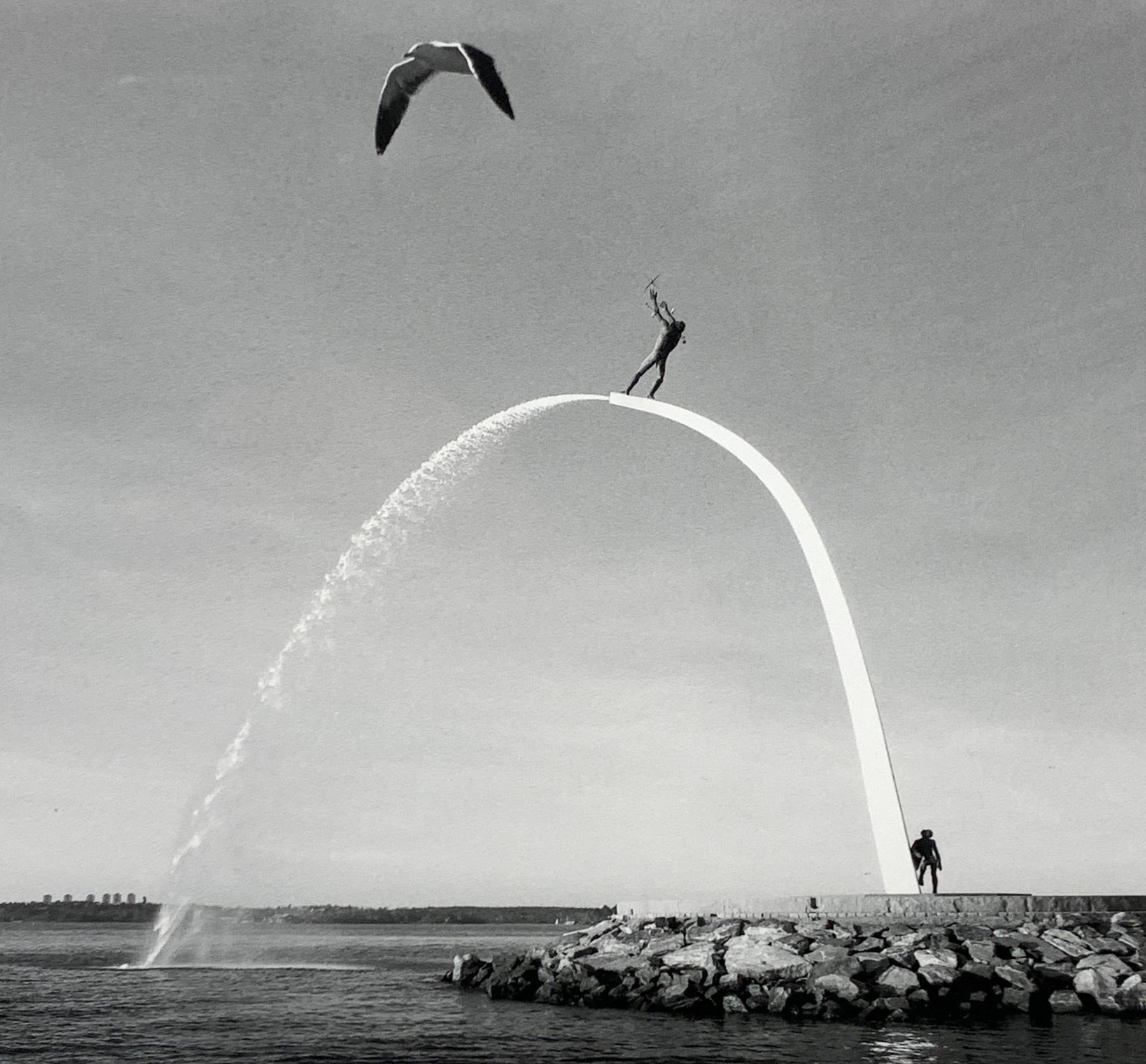 Pentti Sammallahti Black and White Photograph – F¨jaderholmarna, Schweden (Nacka Strand ""Gott unser Vater auf dem Regenbogen")