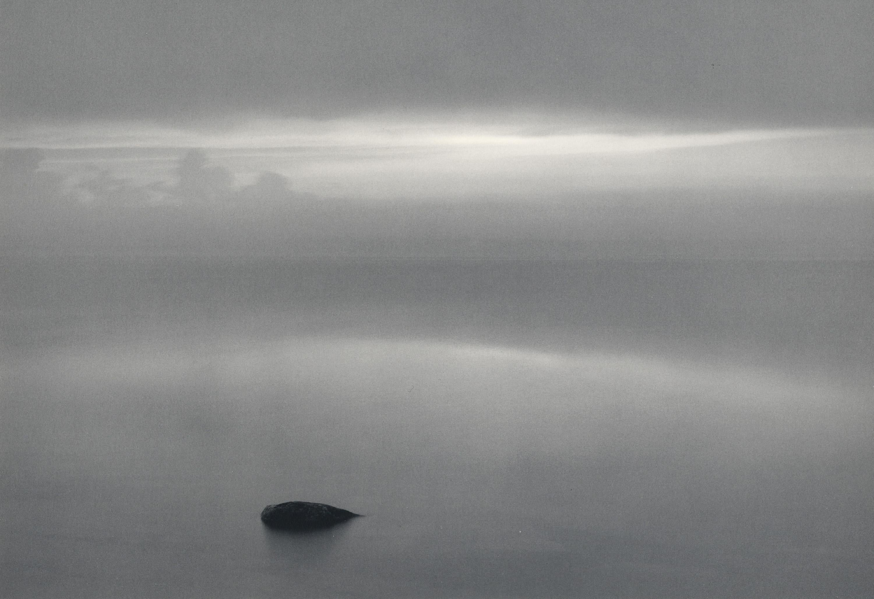 Black and White Photograph di Pentti Sammallahti - Haapasaari, Finlandia (Roccia in uno specchio d'acqua + orizzonte celeste)