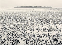 Jurmo, Finlande ( Paysage rocheux avec neige, forêt à l'horizon)