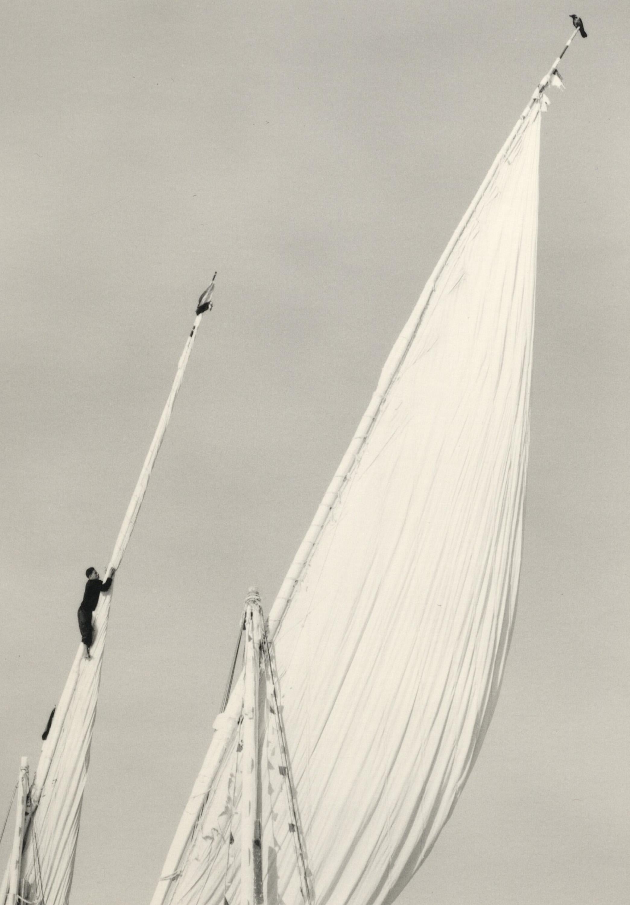 Black and White Photograph de Pentti Sammallahti - Luxor, Egipto (Hombre trepando por el palo mayor de un barco)
