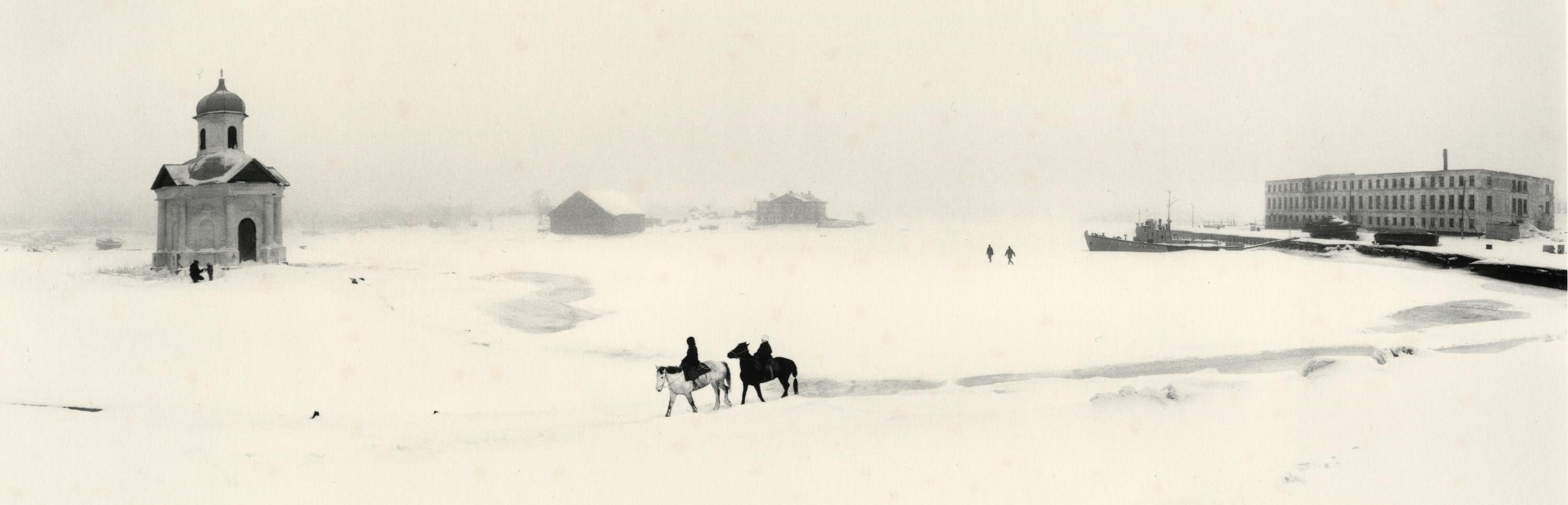 Pentti Sammallahti Black and White Photograph – Solovki, Weißes Meer, Russland (Winterszene, Menschen zu Pferd)