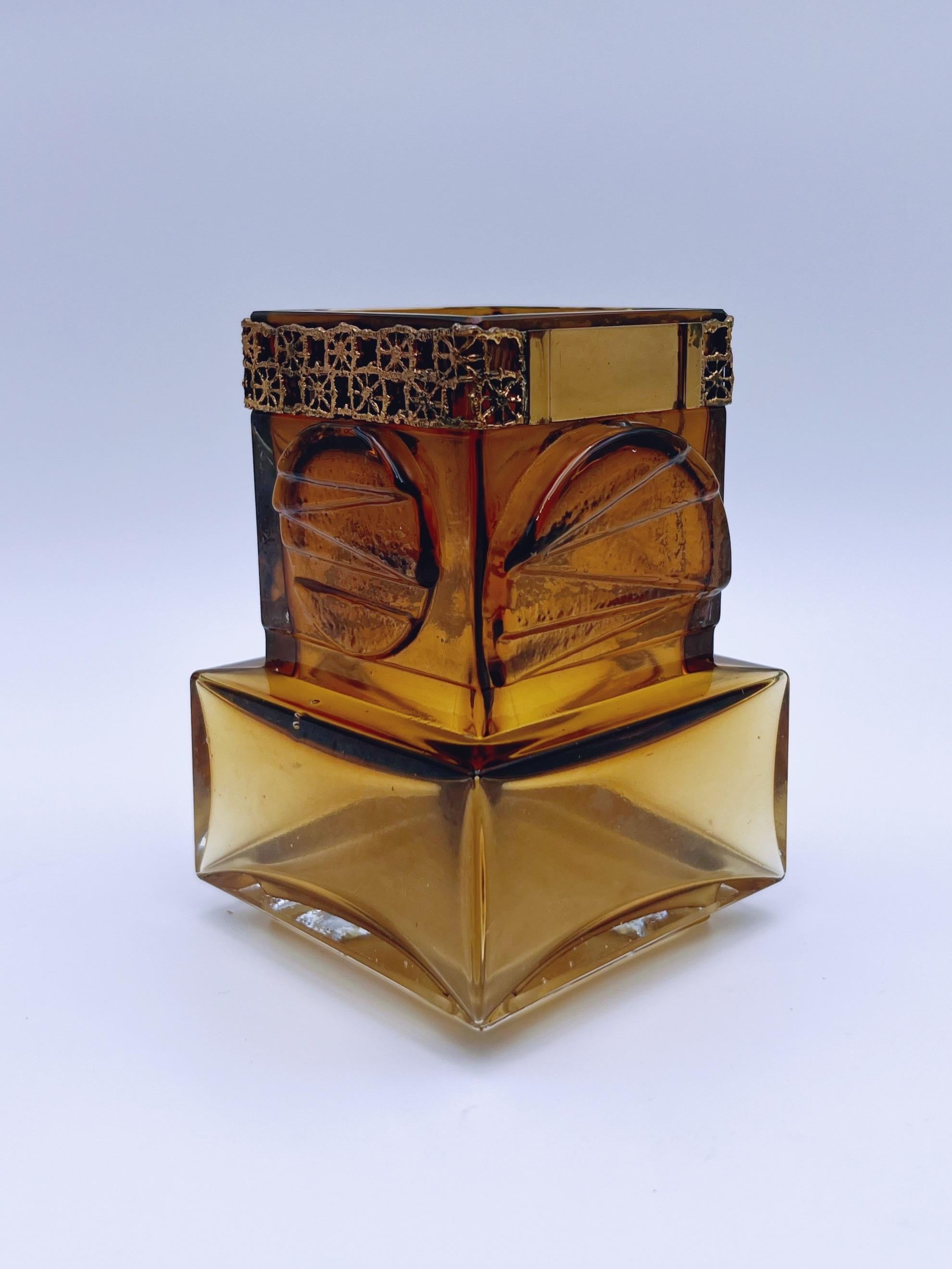 Jarrón de cristal escandinavo / nórdico de diseño retro moderno de mediados de siglo, fabricado en cristal ahumado / color ámbar y latón. Desde aprox. 1960-1970.

Diseñado por Pentti Sarpaneva (1925-1978) para Oy Kumela/Turun Hopea,