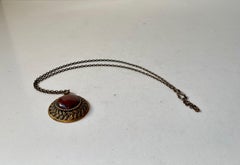 Pentti Sarpaneva Collar Colgante Escudo de Bronce con Jaspe Sanguinario, años 60